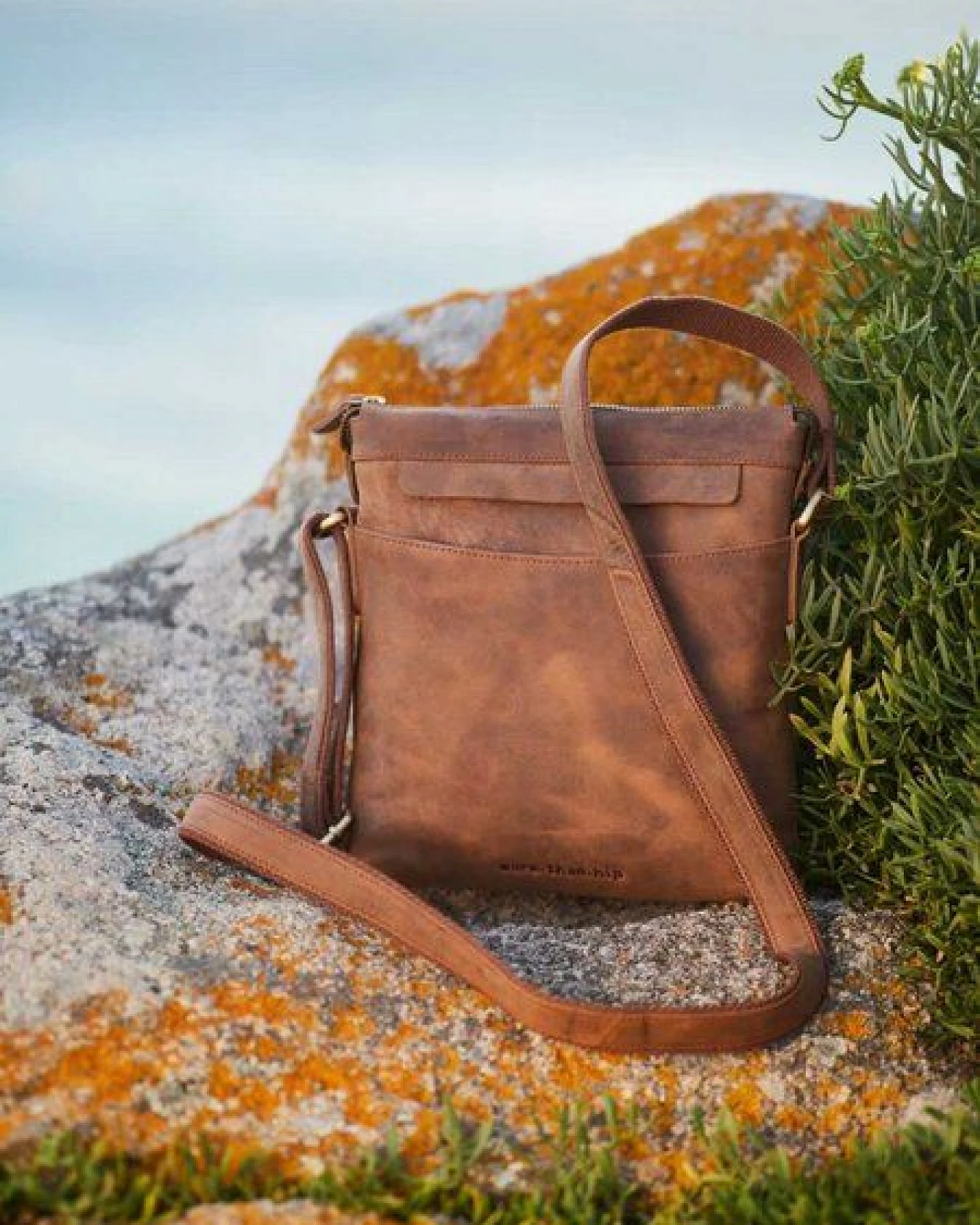 MoreThanHip Umhängetasche aus mattbraunem Vintage-Öko-Leder - Basil – Ansicht 3