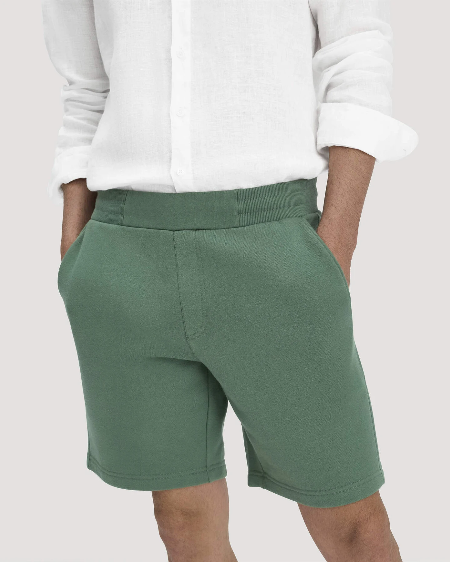 hessnatur Herren Sweat Shorts TRIAS Relaxed BETTER RECYCLING aus Bio-Baumwolle - grün - Größe M – Ansicht 3