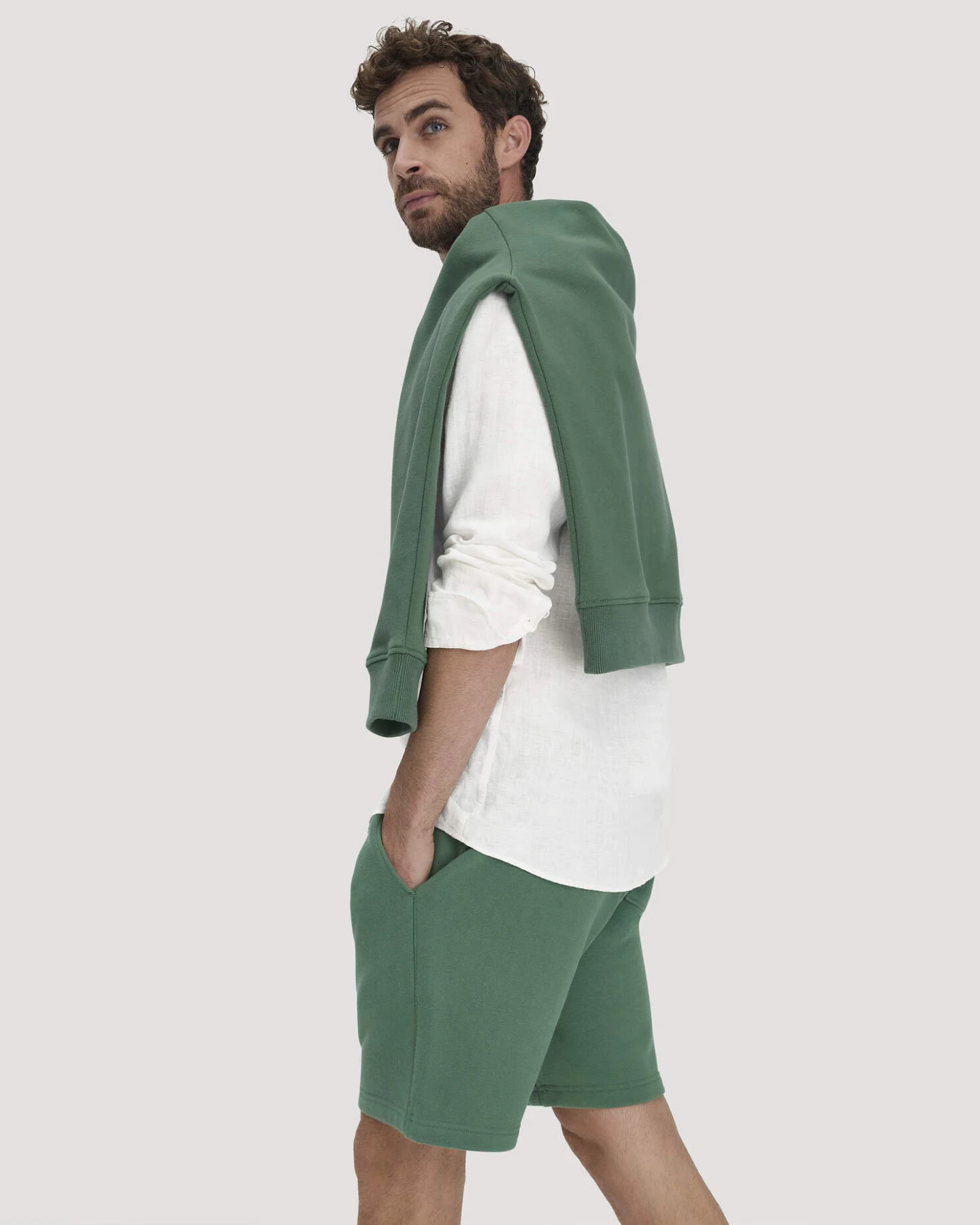 hessnatur Herren Sweat Shorts TRIAS Relaxed BETTER RECYCLING aus Bio-Baumwolle - grün - Größe XXL – Ansicht 4