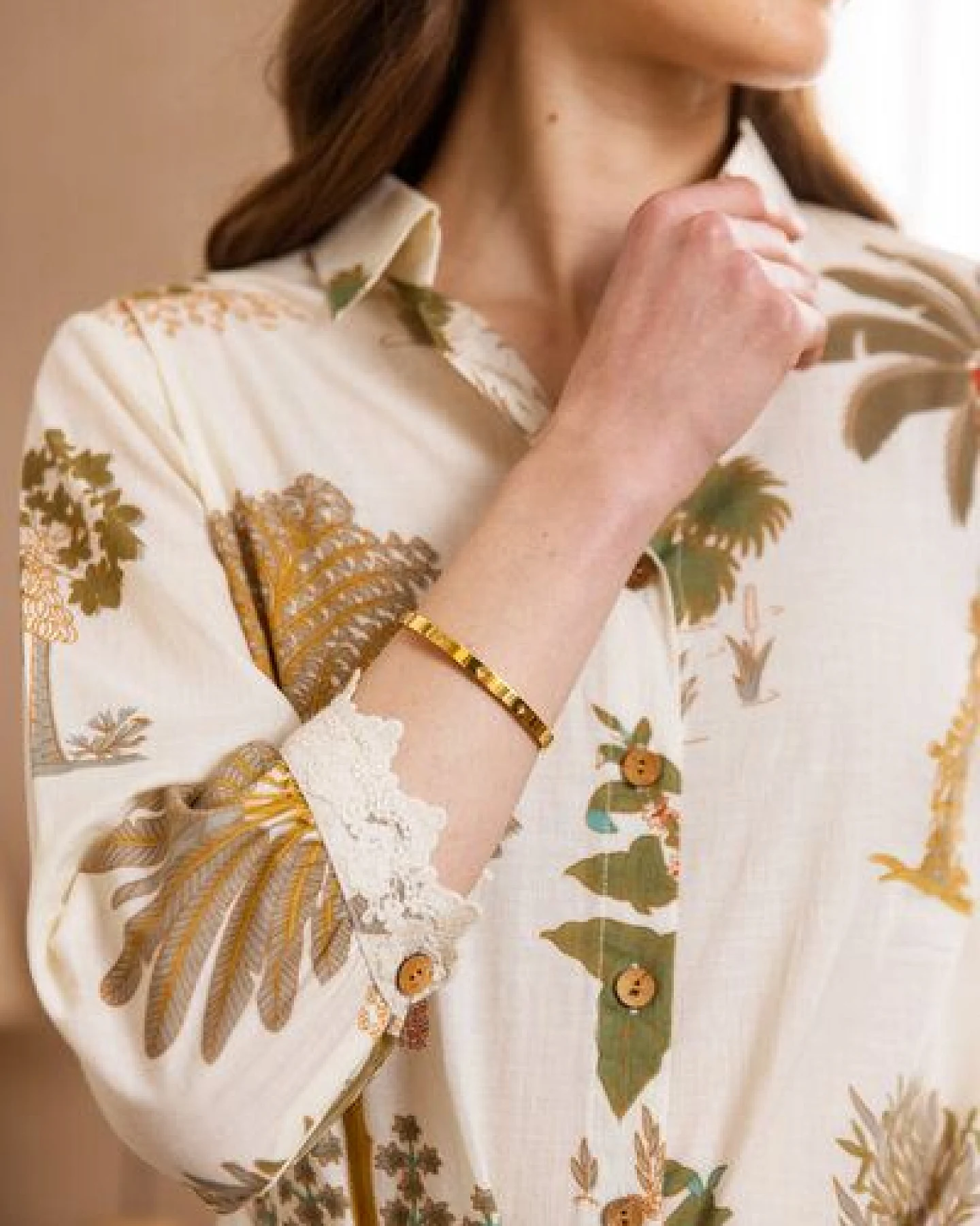 Haus of Namaste Damen Bluse creme „Botanica" Rüschenausschnitt handblockbedruckt Bio-Baumwolle – Ansicht 2
