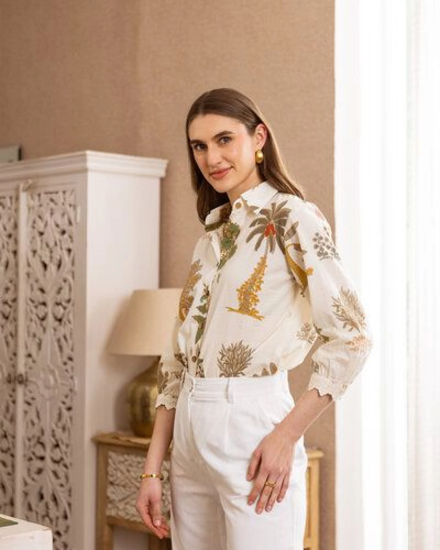 Haus of Namaste Damen Bluse creme „Botanica" Rüschenausschnitt handblockbedruckt Bio-Baumwolle – Ansicht 4