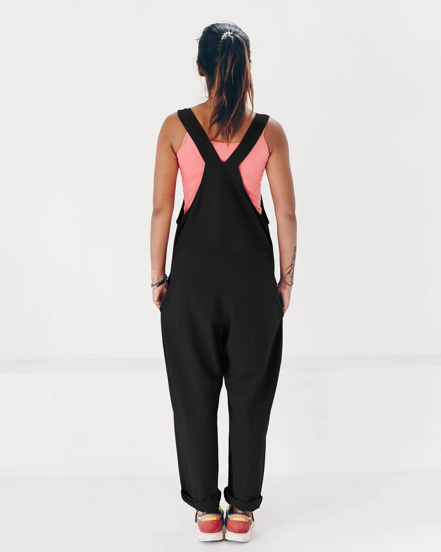 The Driftwood Tales Damen vegan Jumpsuit Schwarz – Ansicht 2