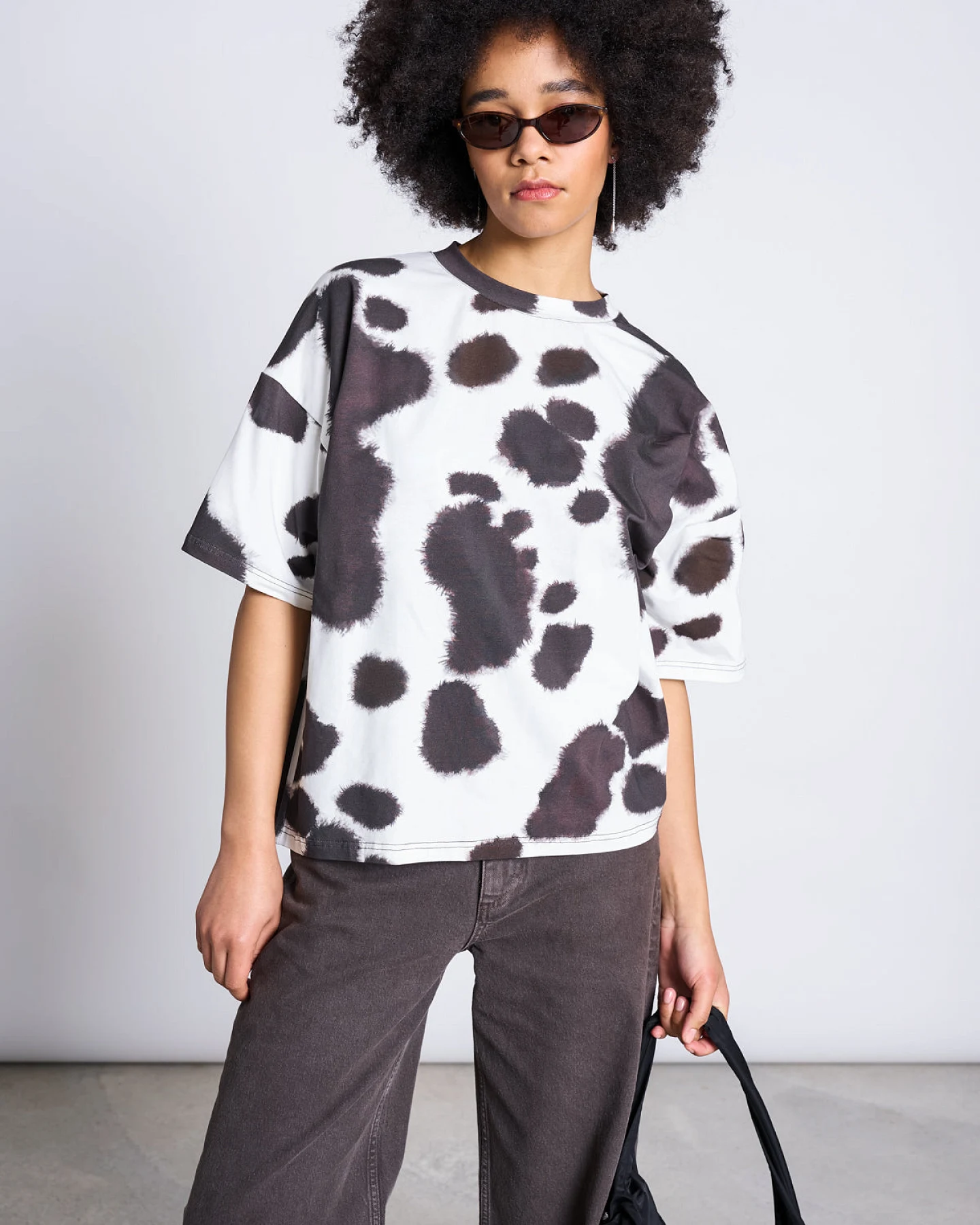 JAN 'N JUNE Damen vegan Oversize T-Shirt Mit Arlen Kuh Print – Ansicht 2