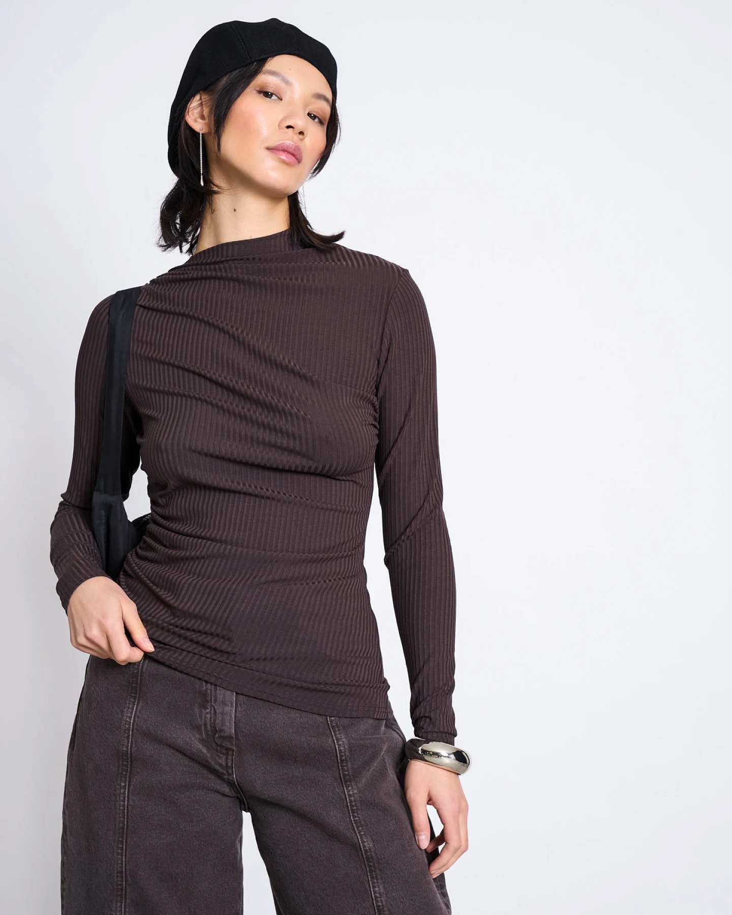 JAN 'N JUNE Damen vegan Langarmshirt Asymmetrical Tove Mud – Ansicht 2