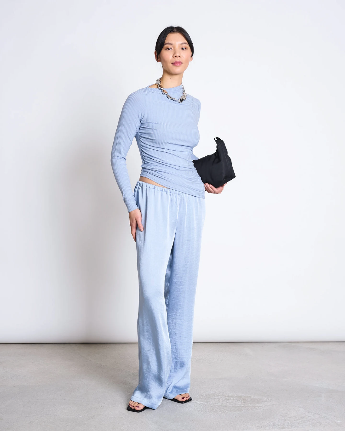 JAN 'N JUNE Damen vegan Langarm-Shirt Tove Mit Asymmetrischem Schnitt Mittelblau – Ansicht 2