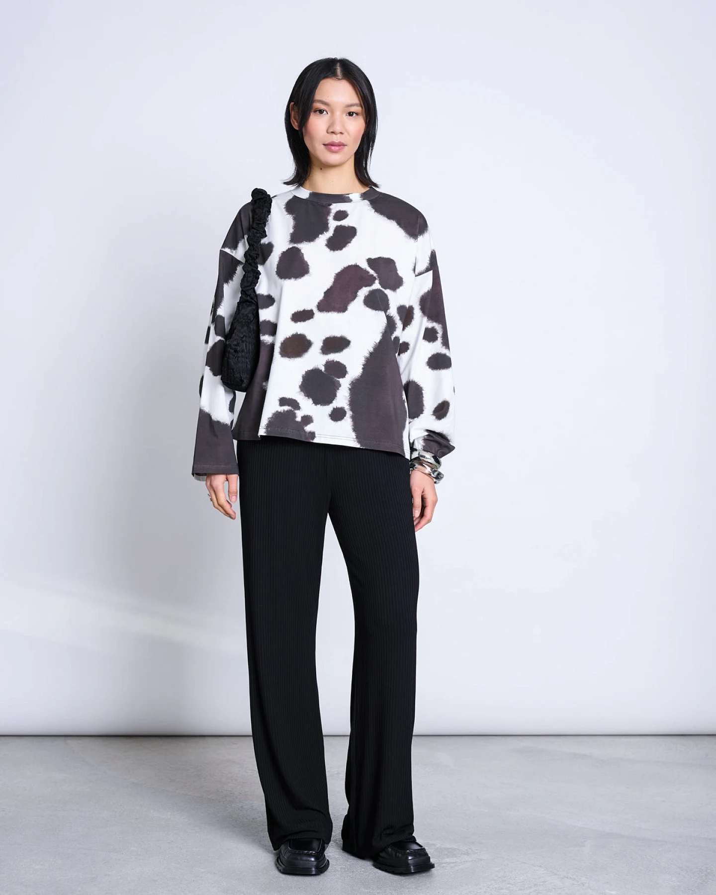 JAN 'N JUNE Damen vegan Langärmliges Bedrucktes Oversize-Top Mit Kuhmuster – Ansicht 2