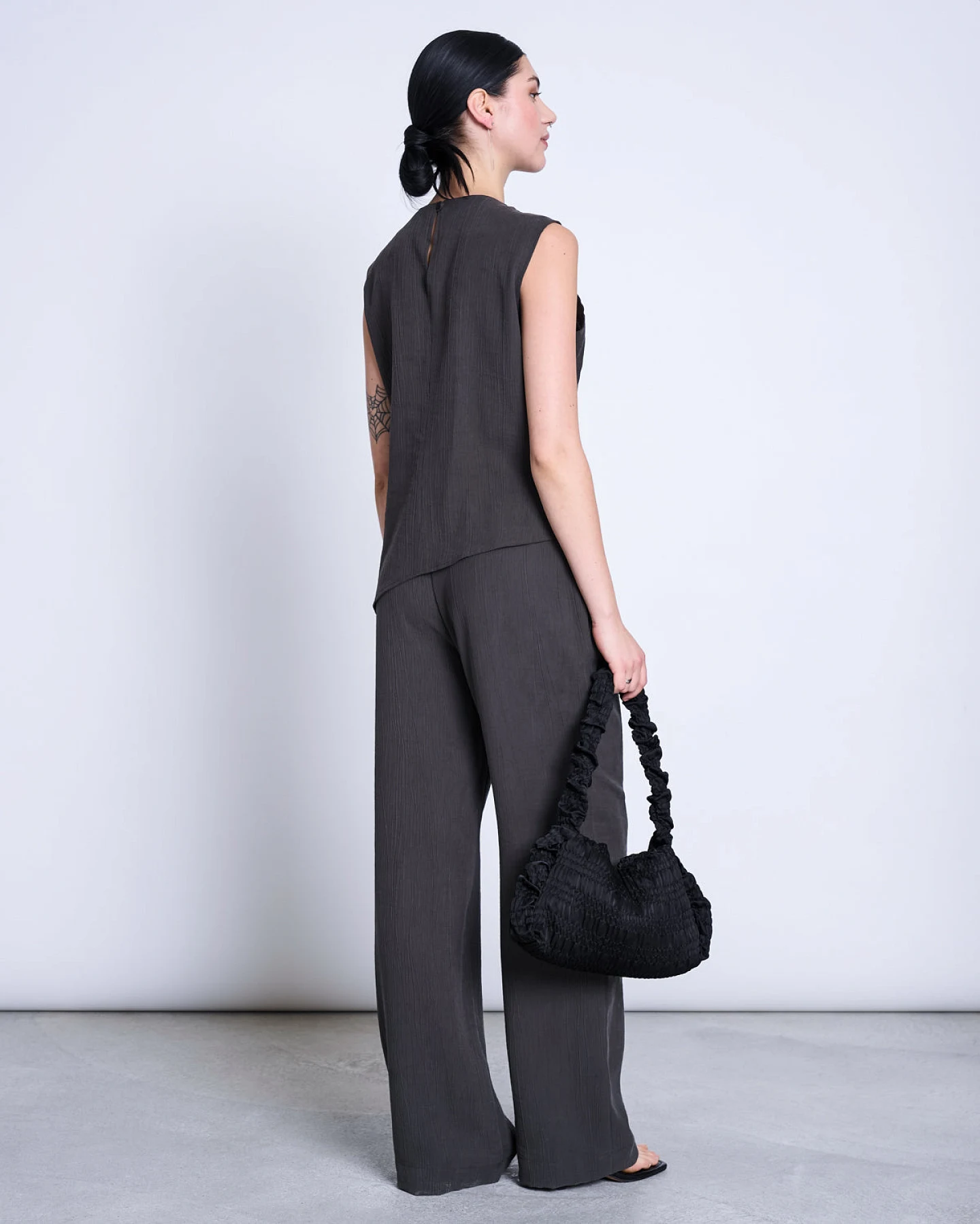 JAN 'N JUNE Damen vegan Hose Crinkle Hava Mud – Ansicht 2