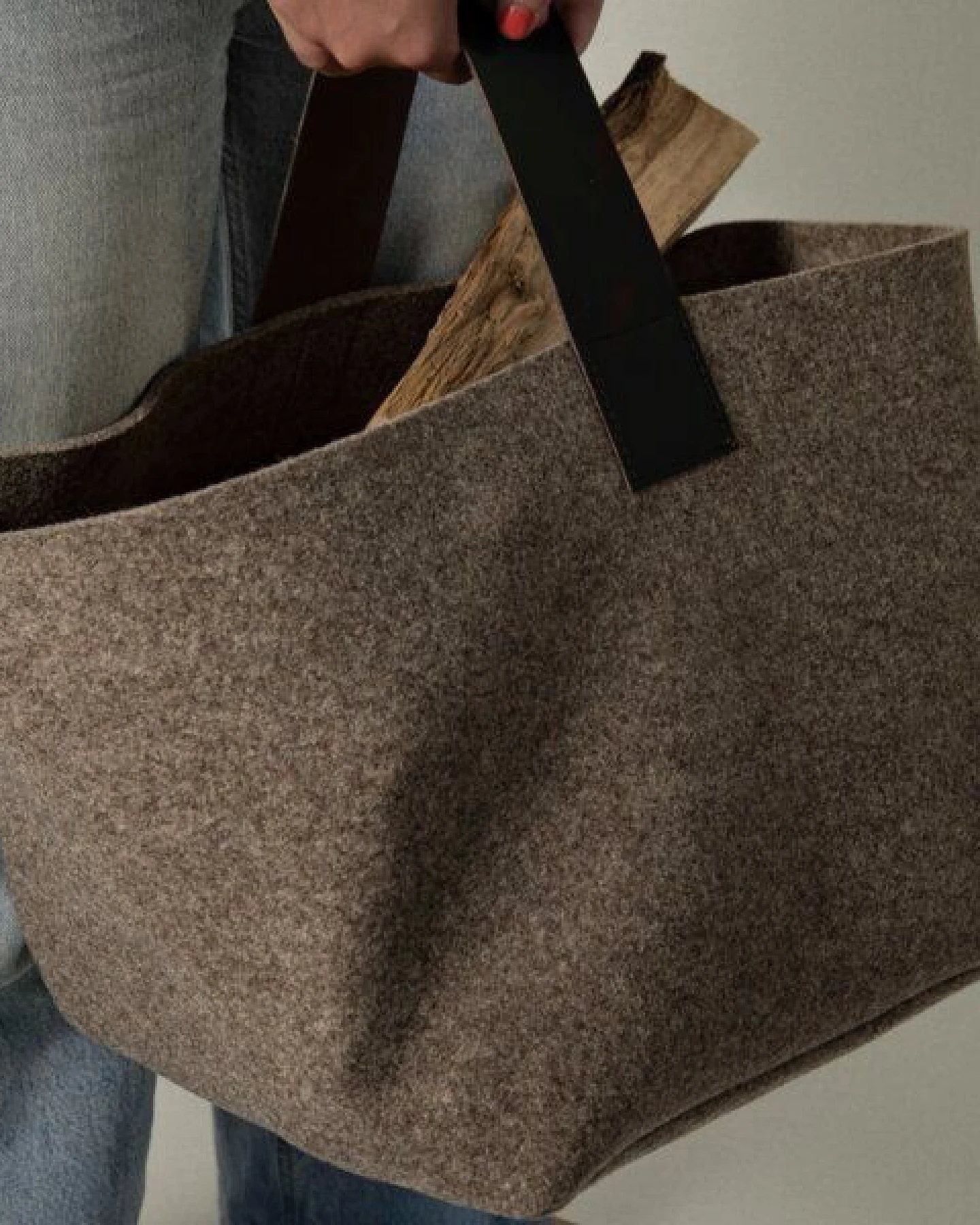 easy and green Designer Kaminholzkorb aus Wollfilz mit Lederhenkel 40 Liter – Ansicht 4