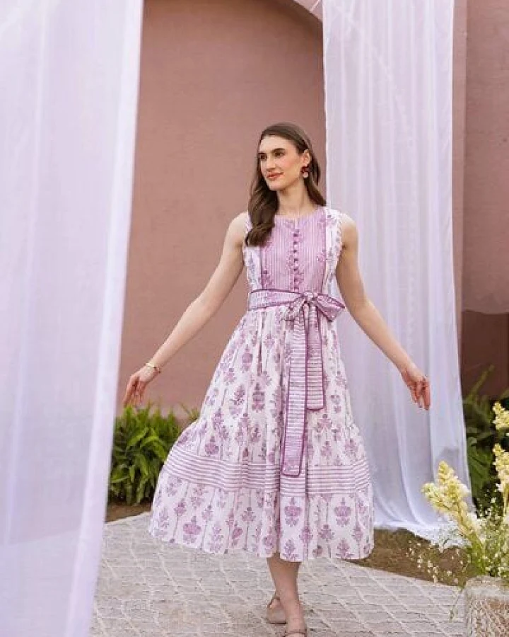 Haus of Namaste Ärmelloses Midi-Kleid aus Bio-Baumwolle mit Blumenmuster und Taschen