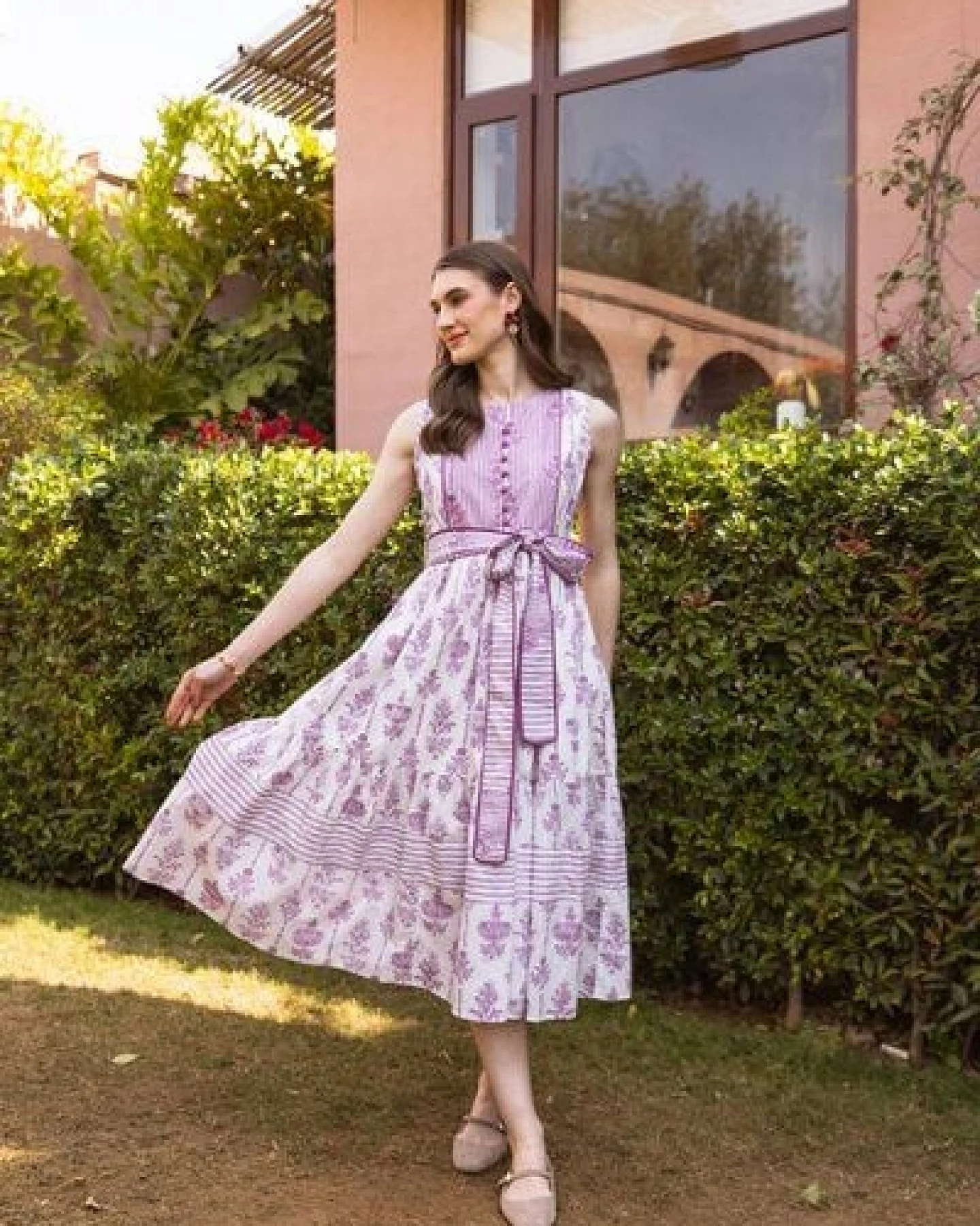 Haus of Namaste Ärmelloses Midi-Kleid aus Bio-Baumwolle mit Blumenmuster und Taschen – Ansicht 3