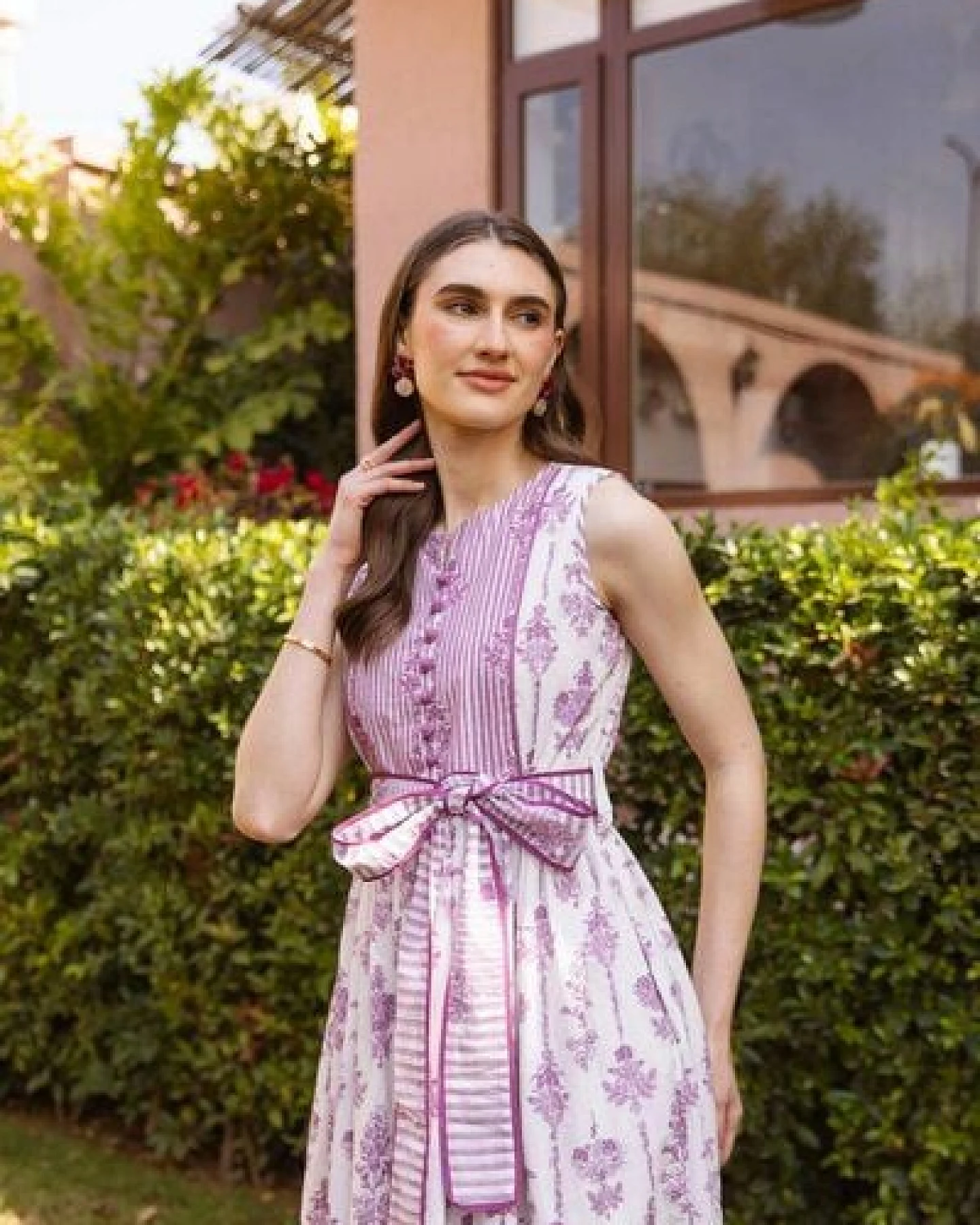 Haus of Namaste Ärmelloses Midi-Kleid aus Bio-Baumwolle mit Blumenmuster und Taschen – Ansicht 2