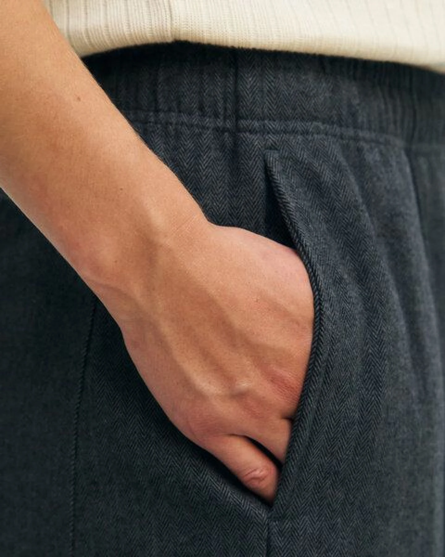 Rotholz Weite Bundfaltenhose Bio Baumwolle – Ansicht 4