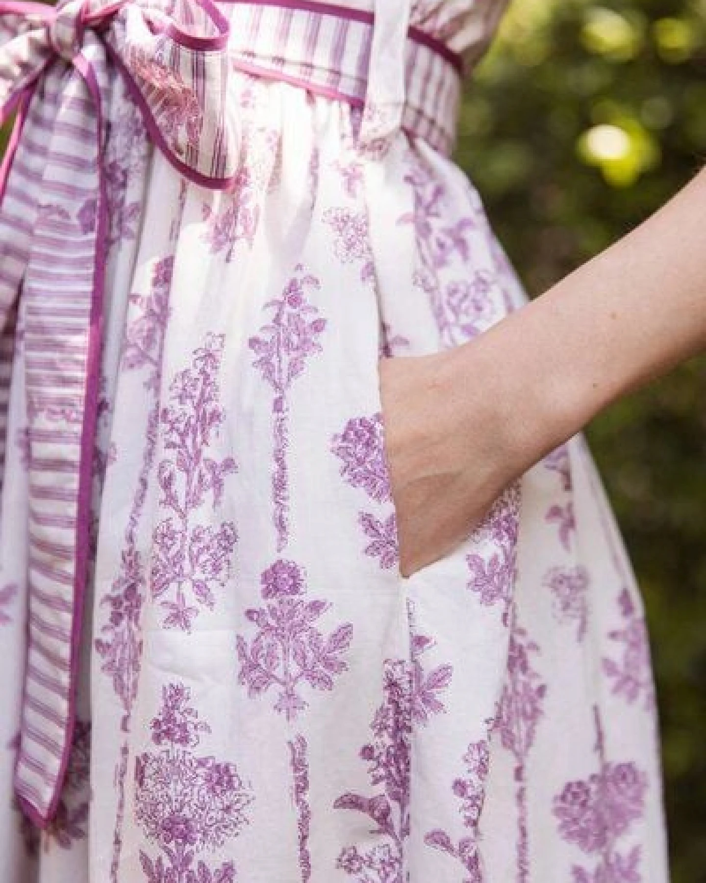 Haus of Namaste Ärmelloses Midi-Kleid aus Bio-Baumwolle mit Blumenmuster und Taschen – Ansicht 4