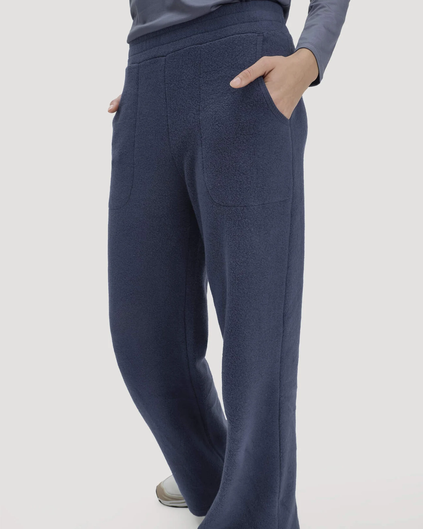hessnatur Loungewear Fleece Hose Relaxed ACTIVE LIGHT aus Bio-Baumwolle - blau - Größe XXL – Ansicht 3