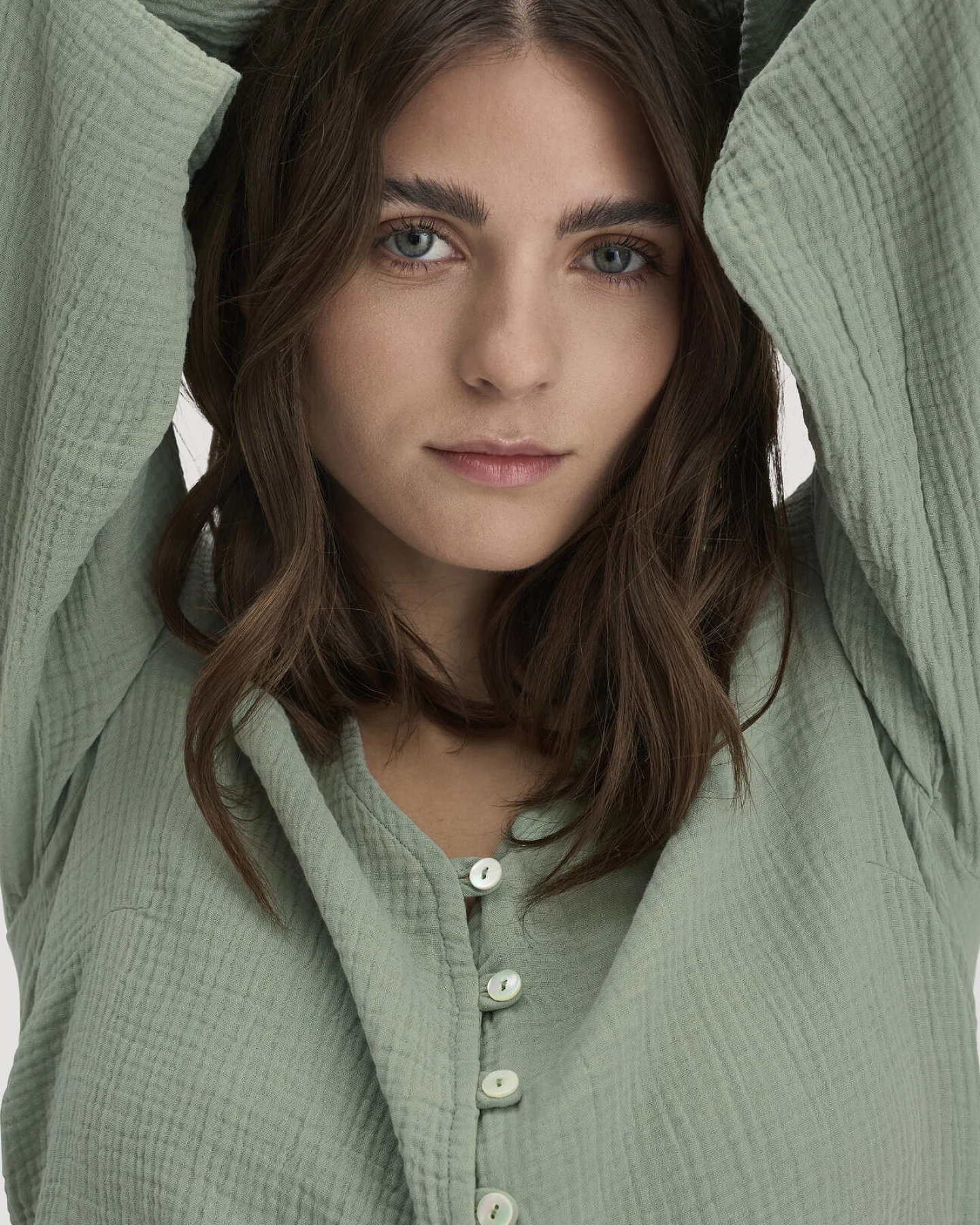 hessnatur Damen Musselin Bluse Relaxed aus Bio-Baumwolle - grün - Größe 44 – Ansicht 4