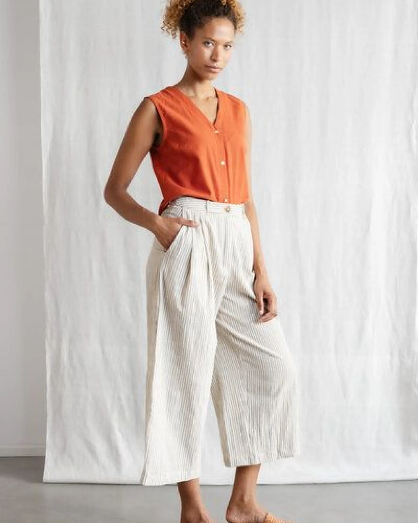 Jyoti - Fair Works Baumwoll Culotte Awasi Grau-Weiß – Ansicht 2