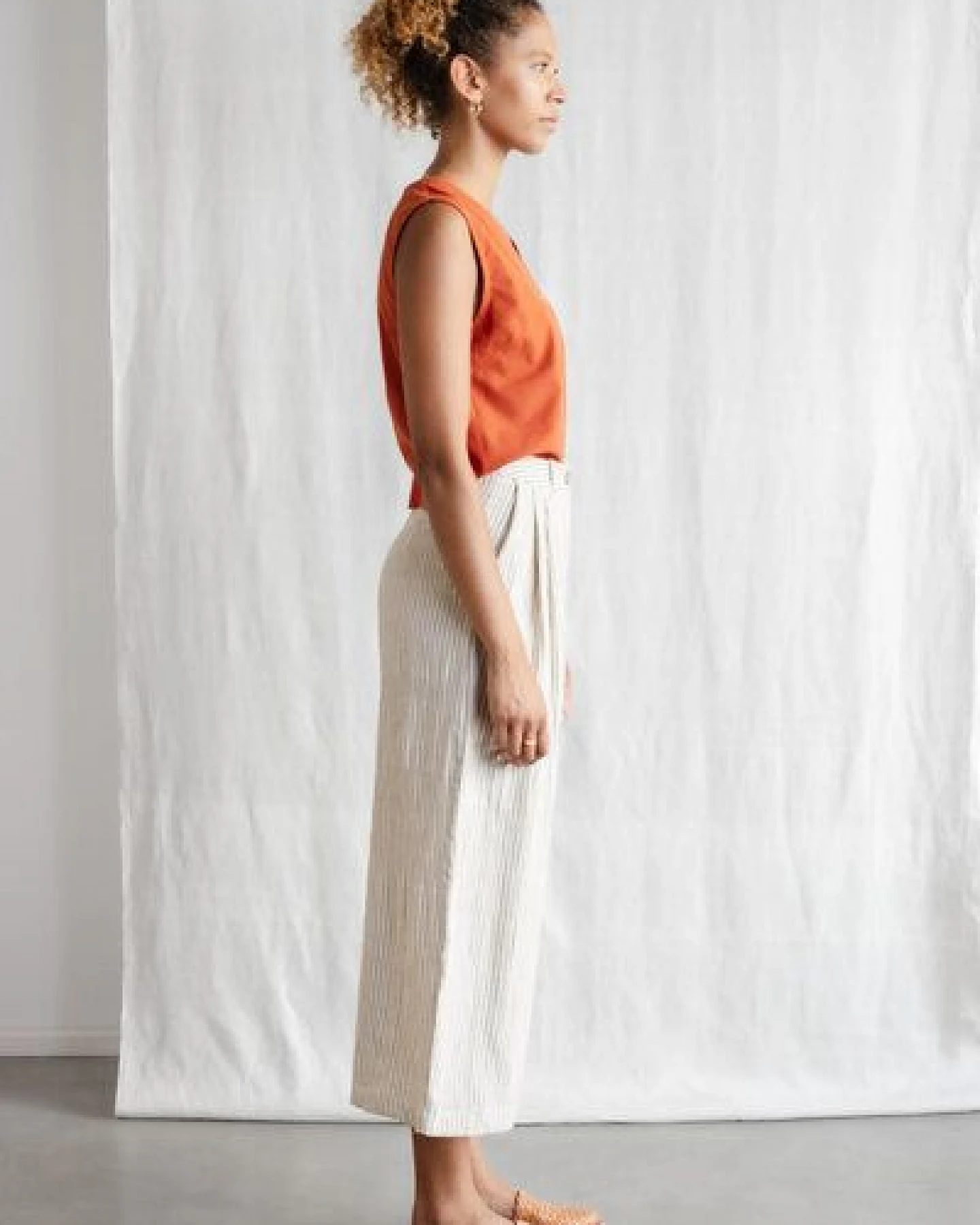 Jyoti - Fair Works Baumwoll Culotte Awasi Grau-Weiß – Ansicht 3