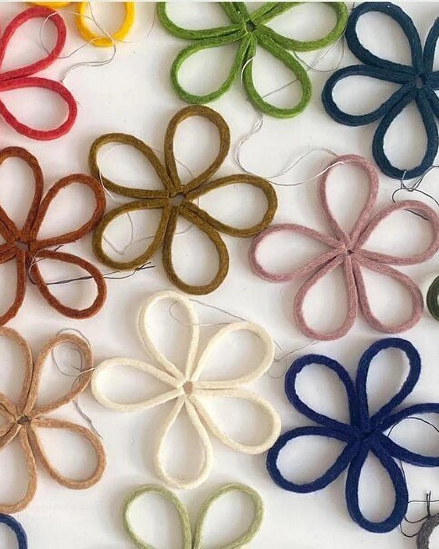 matilda k. manufaktur minimalistische zarte Filzblüten 'flora' – zeitlose Dekoration in vielen wunderschönen Farben – Ansicht 2