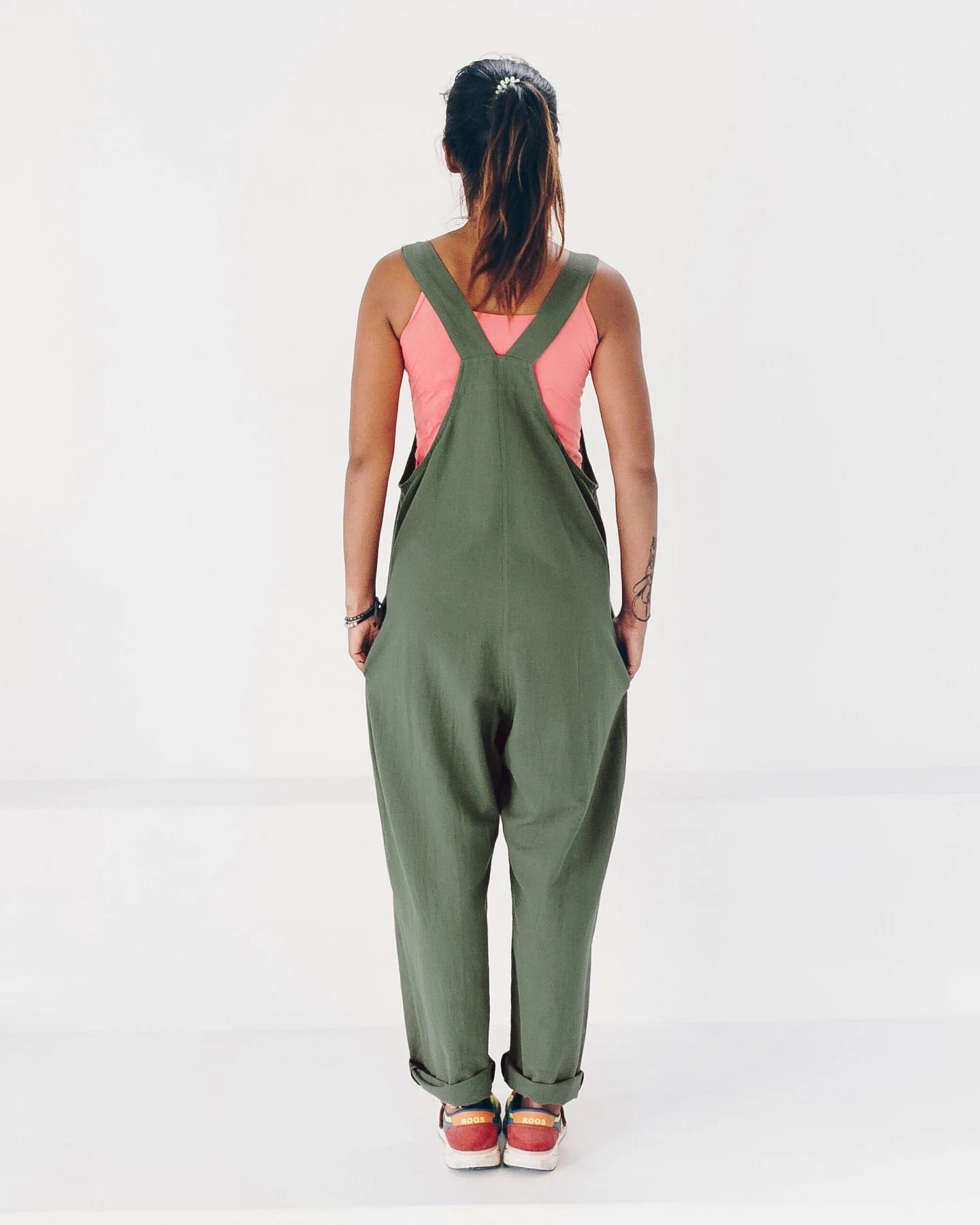 The Driftwood Tales Damen vegan Jumpsuit Salbei Grün – Ansicht 2
