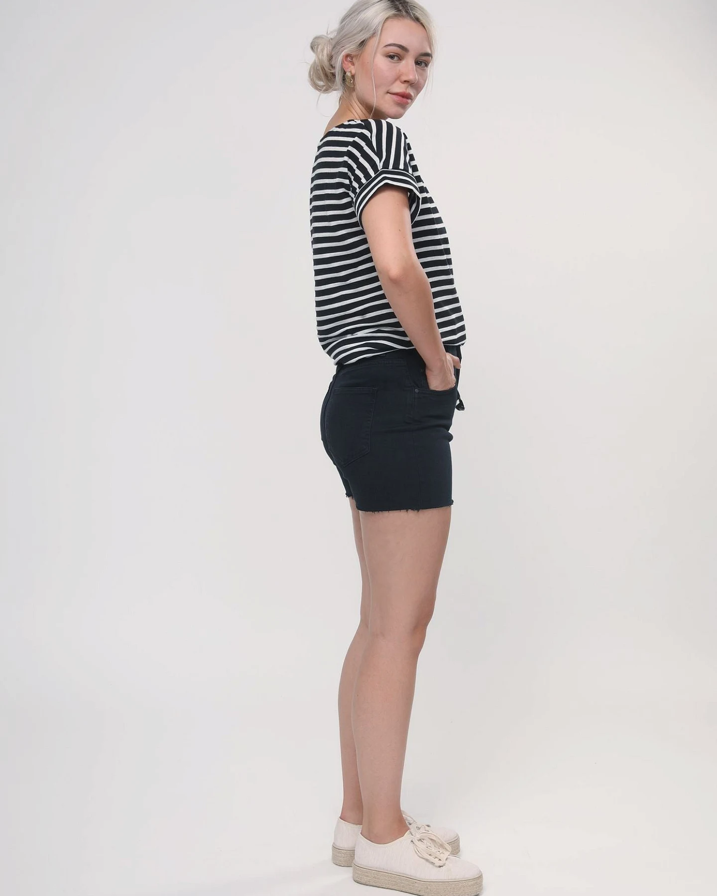 LOVJOI Damen vegan Denim Shorts Frittilary Schwarz Denim – Ansicht 2