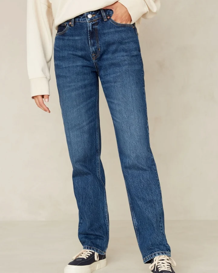 Kings of Indigo Damen vegan Jeans Indira Stanley Mid Washed Blau