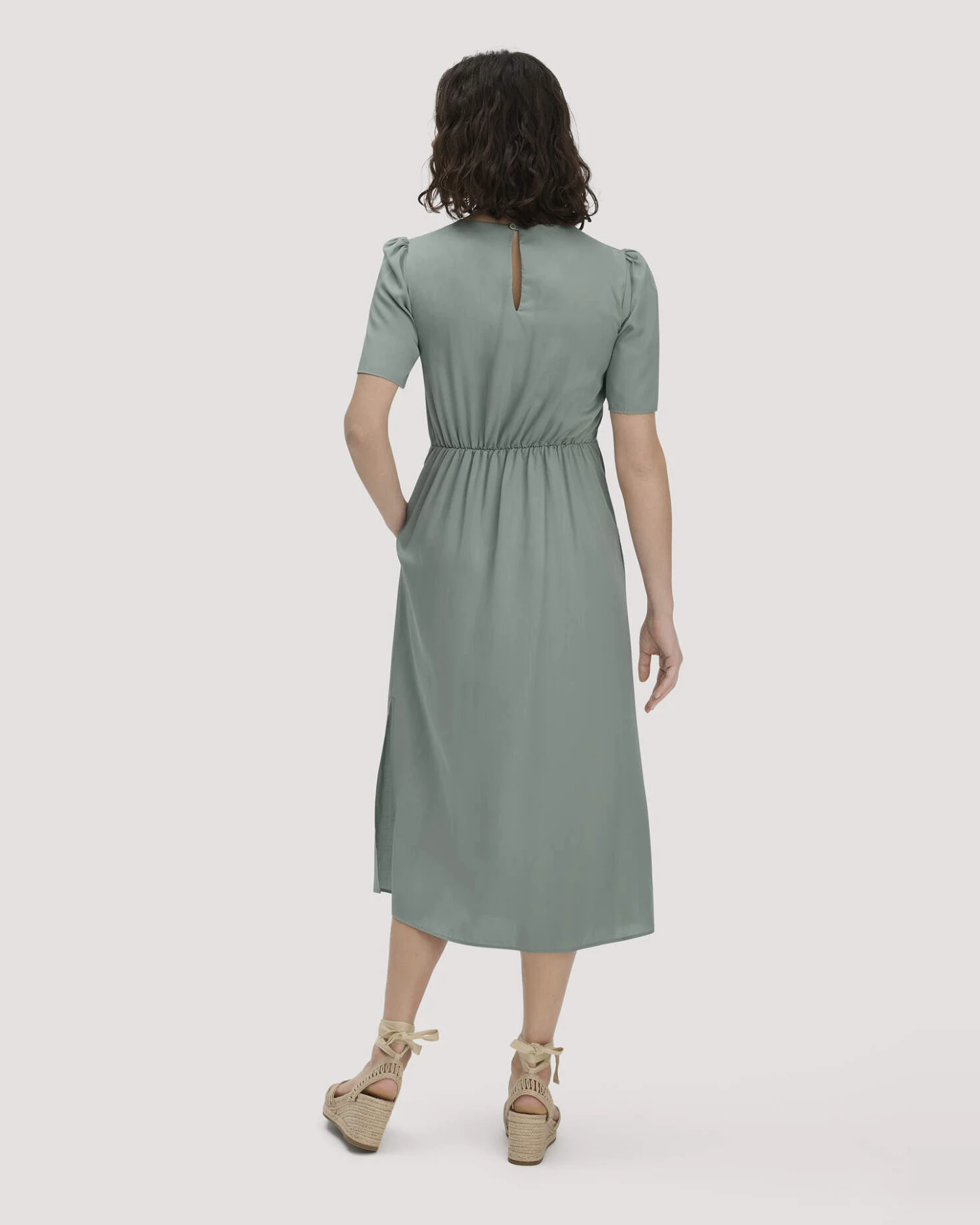 hessnatur Damen Kleid mit Raffung Midi aus SaXcell®Lyocell - grün - Größe 34 – Ansicht 2
