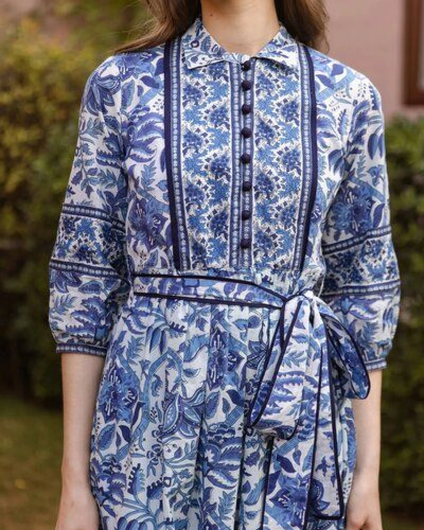 Haus of Namaste Handbedrucktes Midikleid aus Bio-Baumwolle mit Wellenmuster und Blumen-Print – Ansicht 3