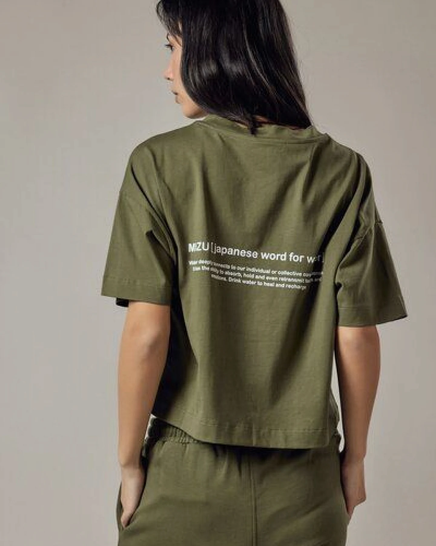 OWN - OFF WITH NATURE Kurzes T-Shirt in lockerer Passform Dusty Sage – Ansicht 2