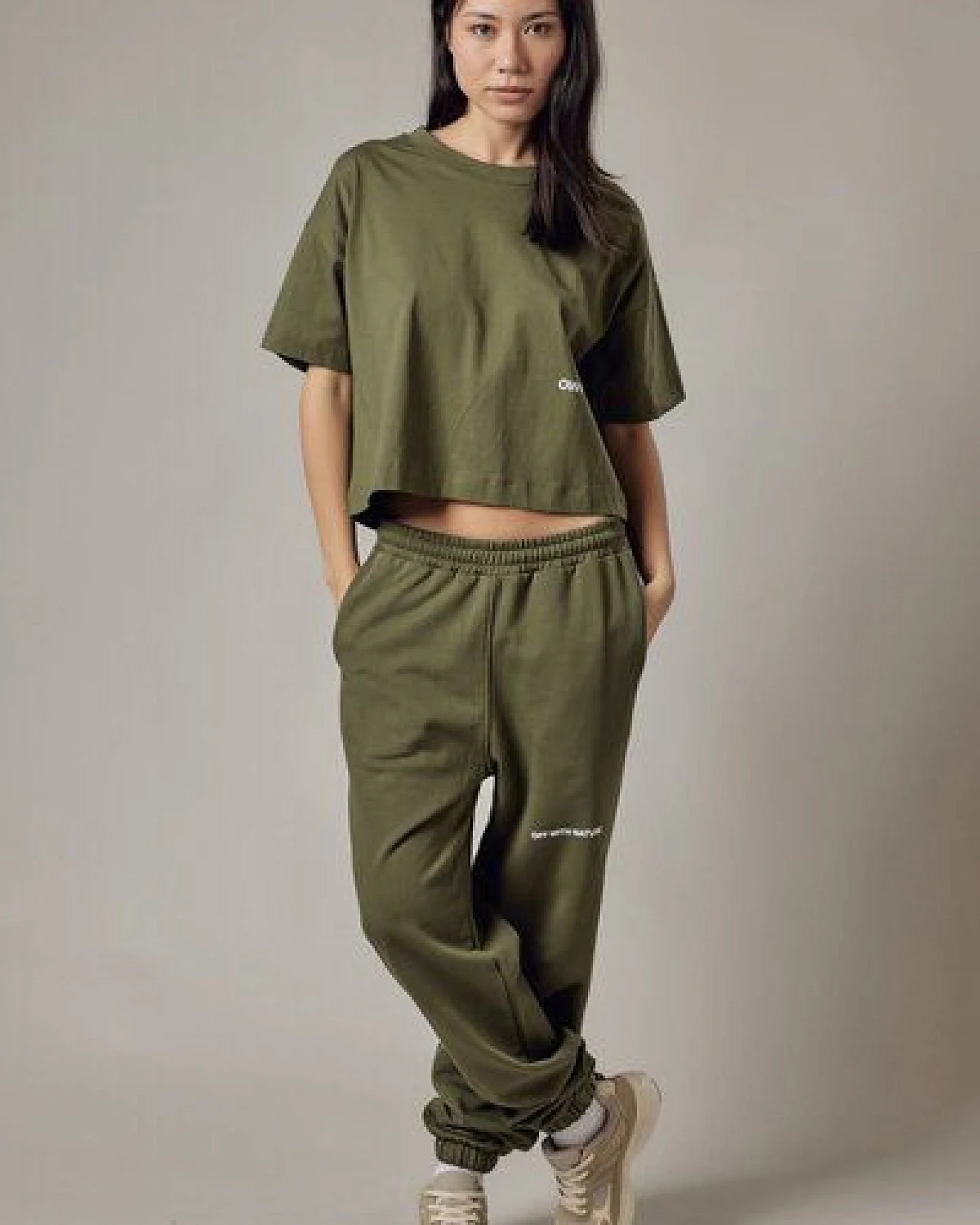 OWN - OFF WITH NATURE Kurzes T-Shirt in lockerer Passform Dusty Sage – Ansicht 4