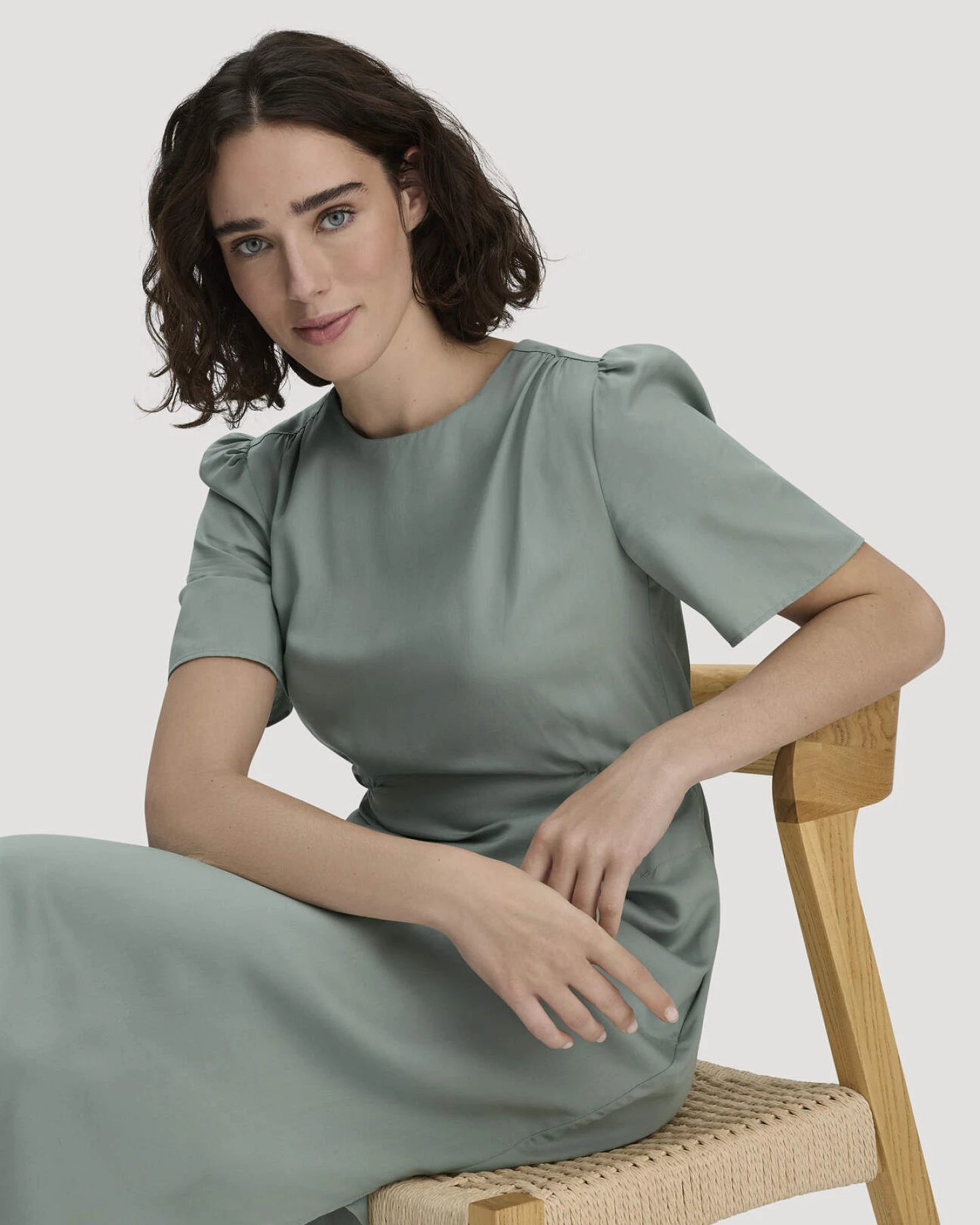 hessnatur Damen Kleid mit Raffung Midi aus SaXcell®Lyocell - grün - Größe 38 – Ansicht 4
