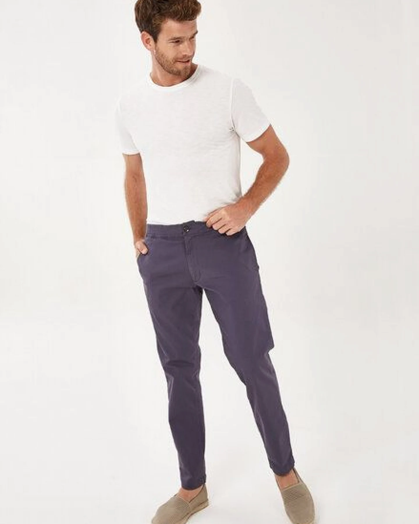 ORGANICATION Chino-Hose aus Bio-Baumwolle mit elastischem Bund – Ansicht 2