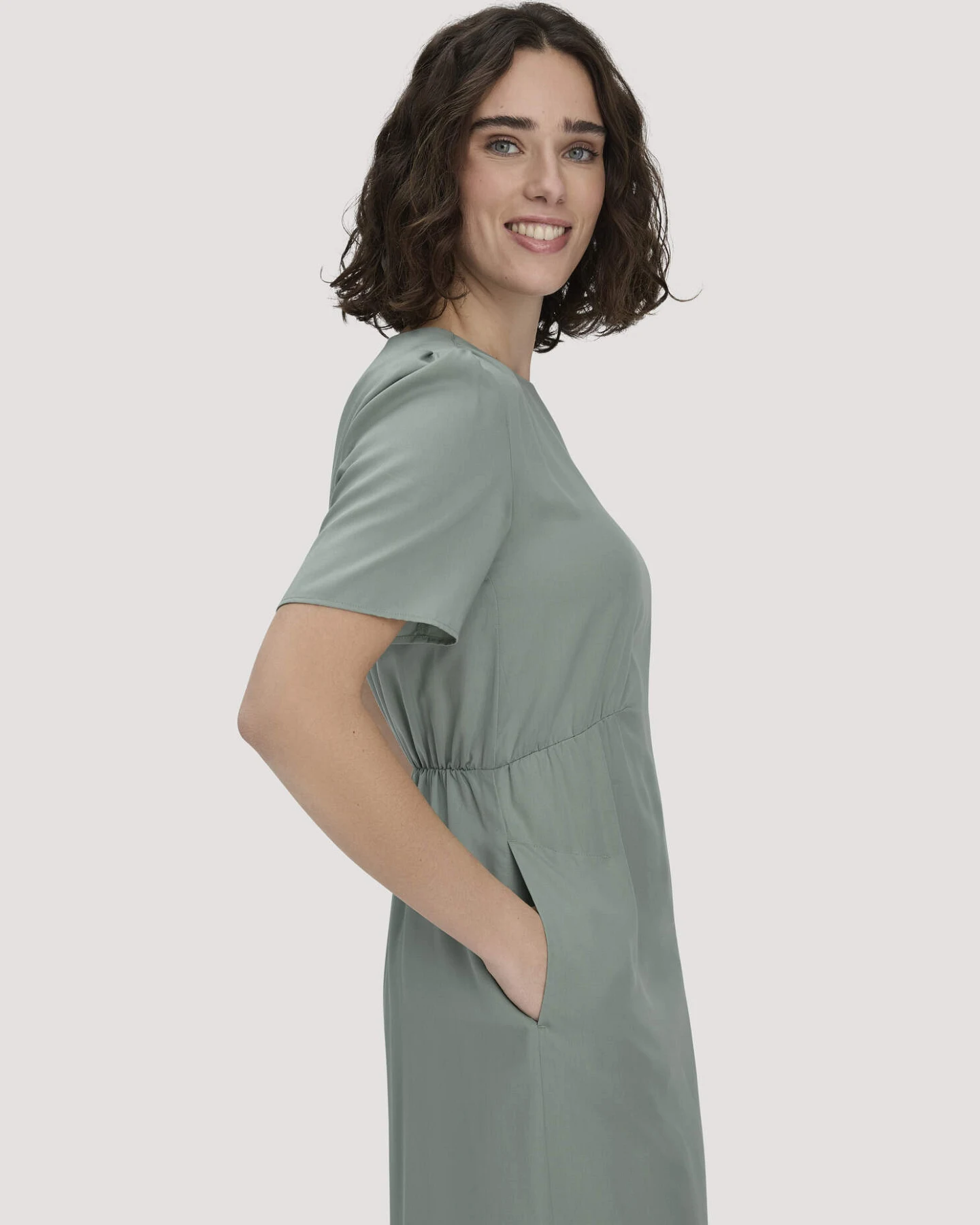 hessnatur Damen Kleid mit Raffung Midi aus SaXcell®Lyocell - grün - Größe 48 – Ansicht 3
