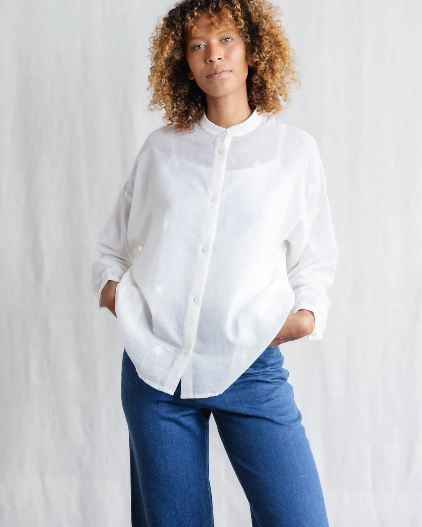 Jyoti - Fair Works Damen vegan Bluse Hawali Bhuti Weiß – Ansicht 2