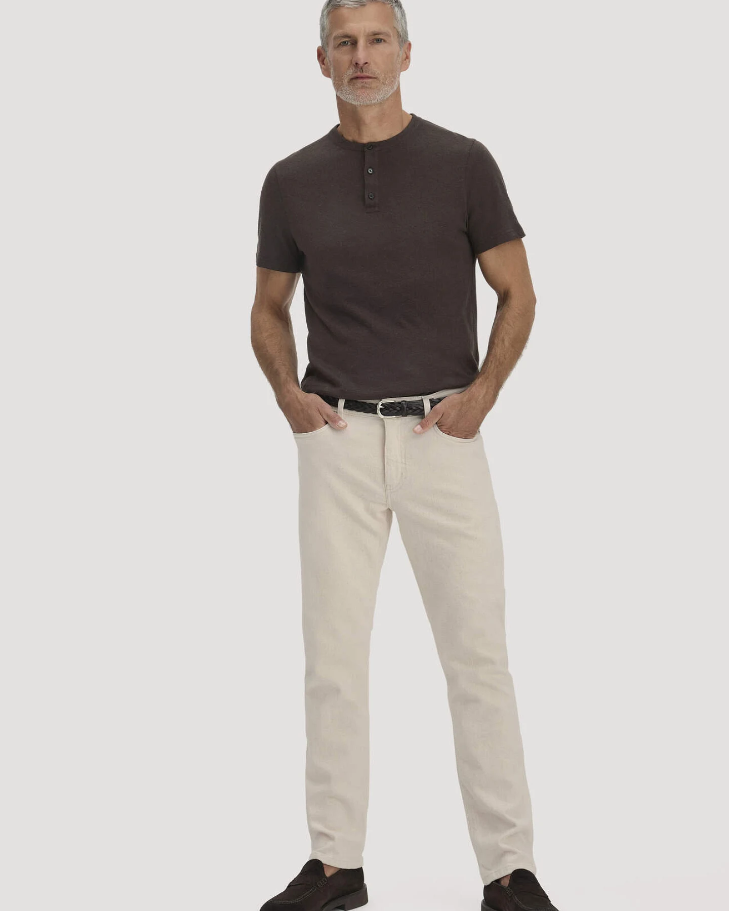 hessnatur Herren Henley T-Shirt Regular aus Leinen und Bio-Baumwolle - braun - Größe 46 – Ansicht 2