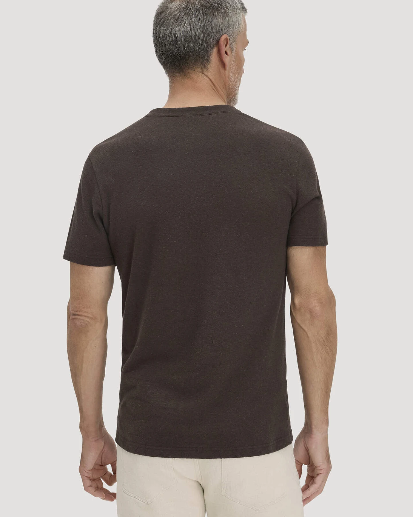 hessnatur Herren Henley T-Shirt Regular aus Leinen und Bio-Baumwolle - braun - Größe 46 – Ansicht 3