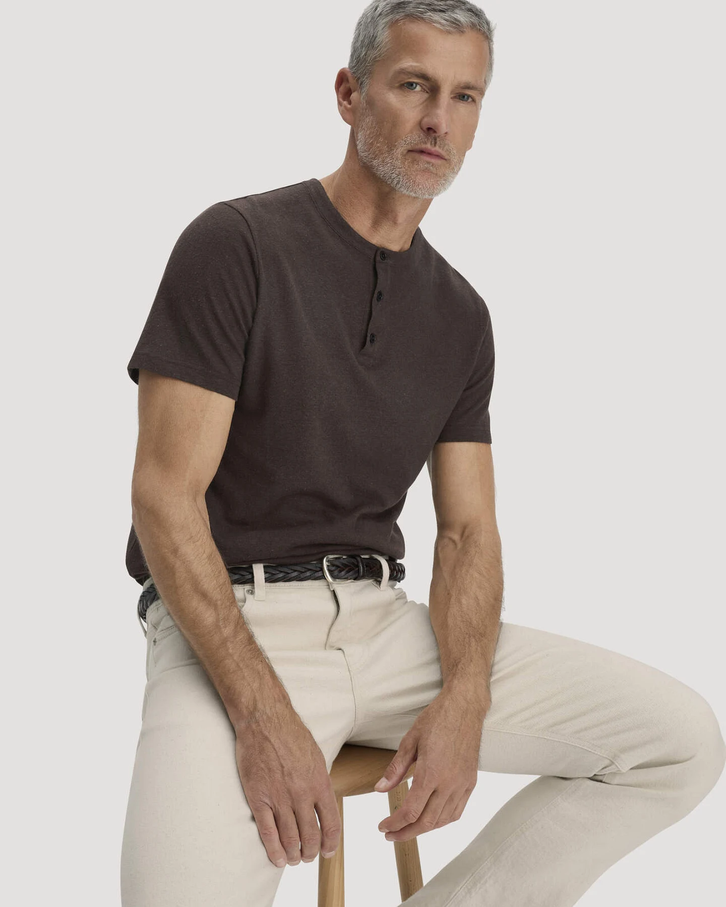 hessnatur Herren Henley T-Shirt Regular aus Leinen und Bio-Baumwolle - braun - Größe 46 – Ansicht 4