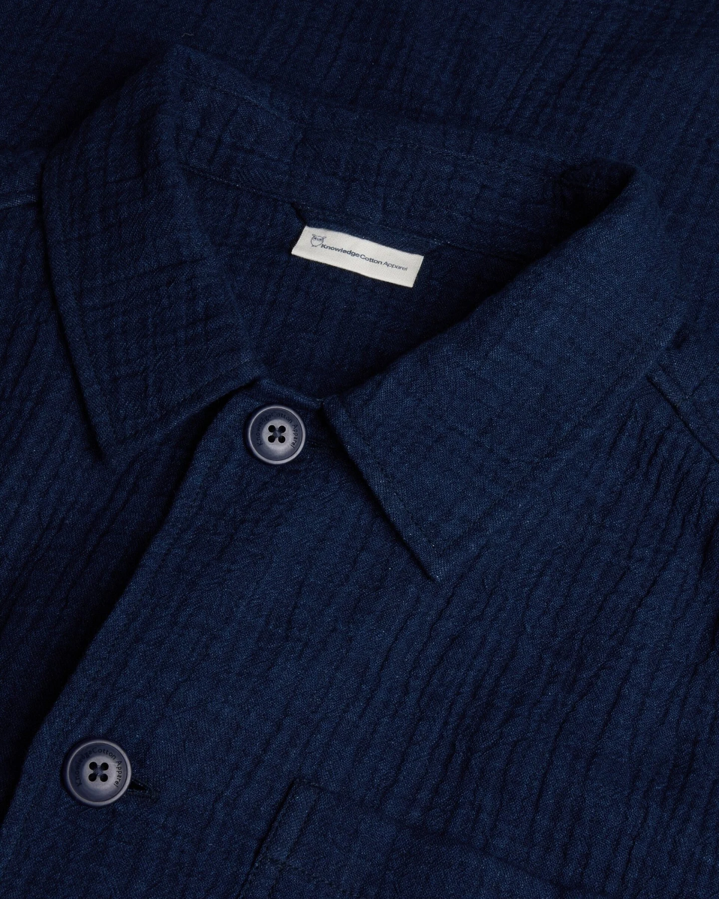KnowledgeCotton Apparel Herren vegan Überhemd Dobby Indigo – Ansicht 2