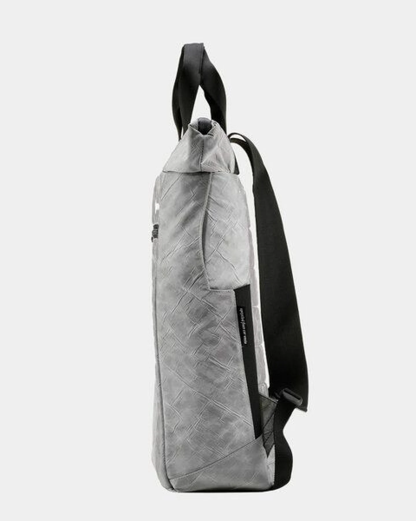 Airpaq Tagesrucksack mit Laptopfach aus Autoschrott – Ansicht 3