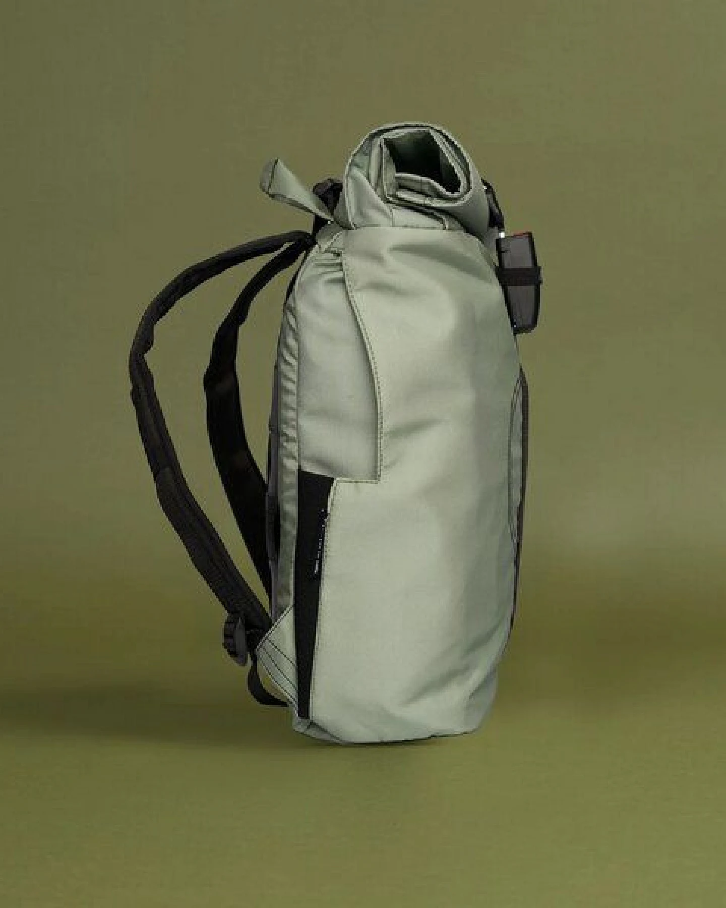 Airpaq Rucksack aus unkaputtbarem Automaterial – Ansicht 3