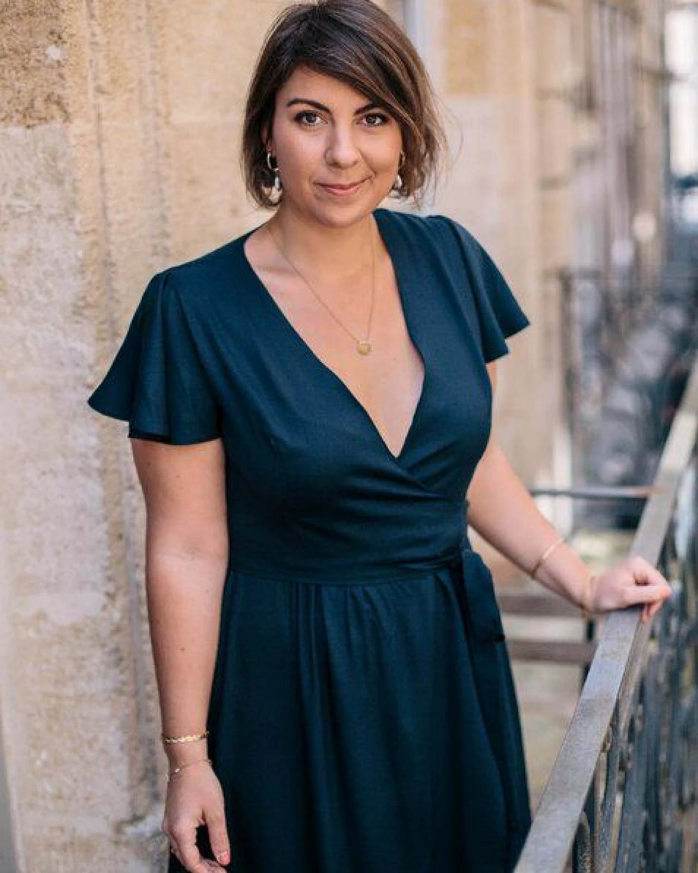 Aatise Langes Abendkleid im Wickeleffekt Zermonie 100% EcoVero – Ansicht 2