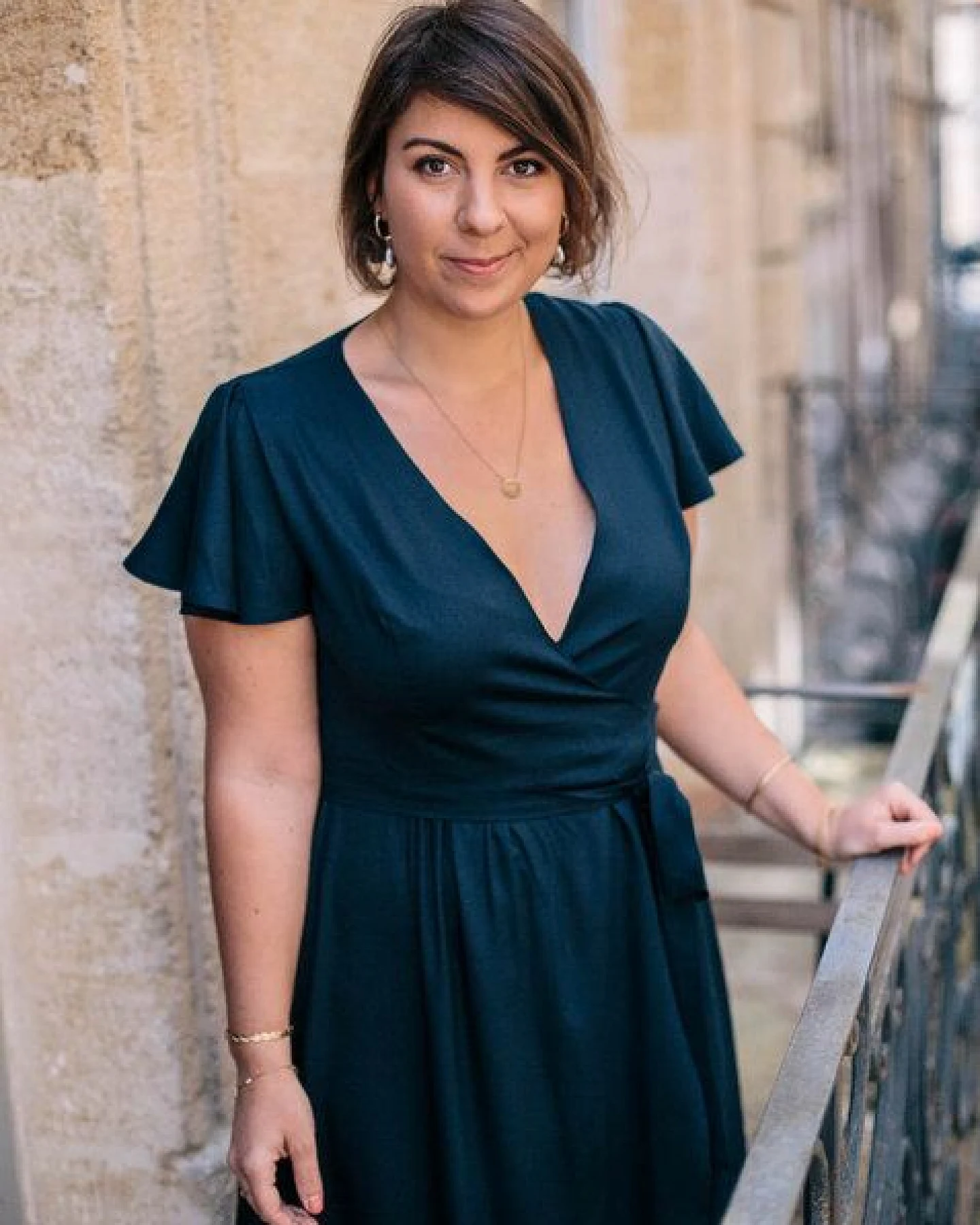 Aatise Langes Abendkleid im Wickeleffekt Zermonie 100% EcoVero – Ansicht 4