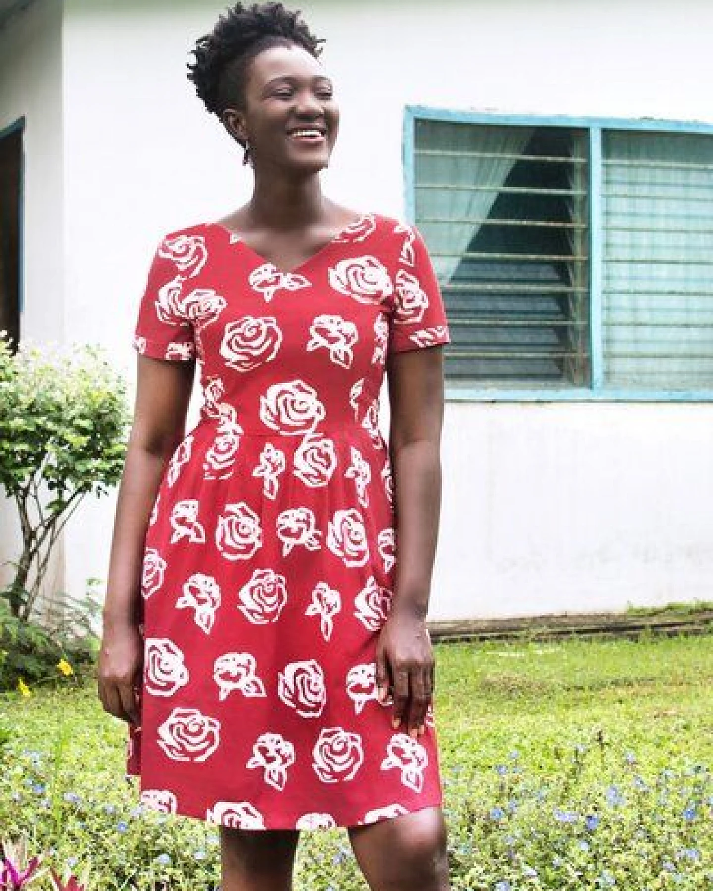 Global Mamas Bio Kleid - VERONA - Roses Red & Rays Black – Ansicht 2