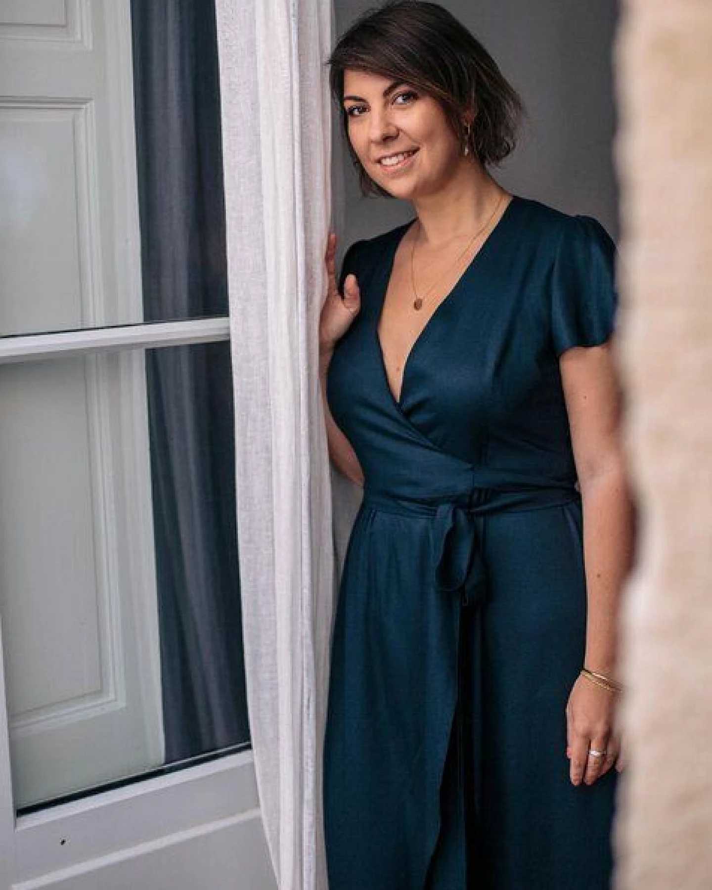 Aatise Langes Abendkleid im Wickeleffekt Zermonie 100% EcoVero – Ansicht 3