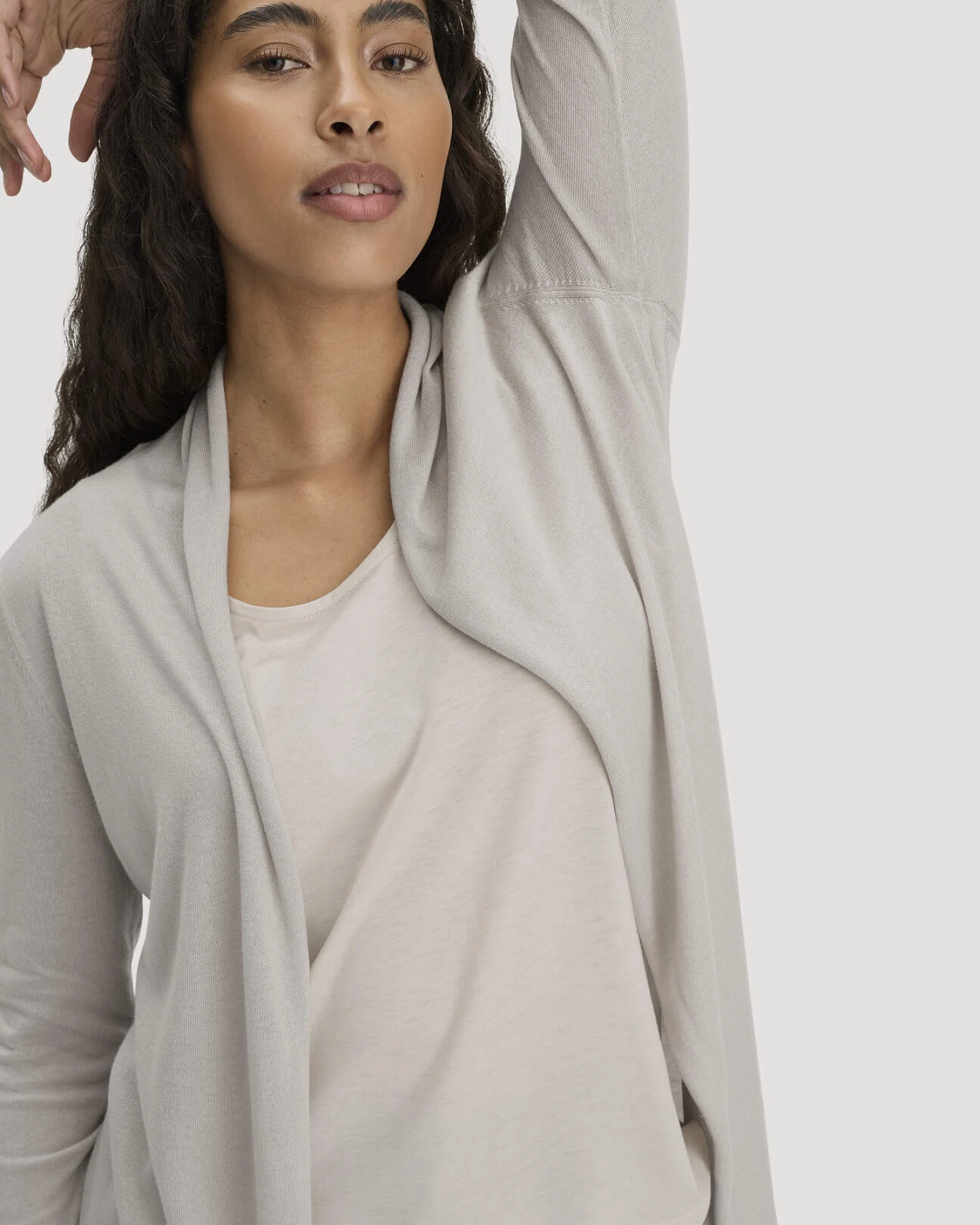 hessnatur Damen Strick Jacke Regular aus TENCEL™ Lyocell und Bio-Baumwolle - beige - Größe M – Ansicht 4