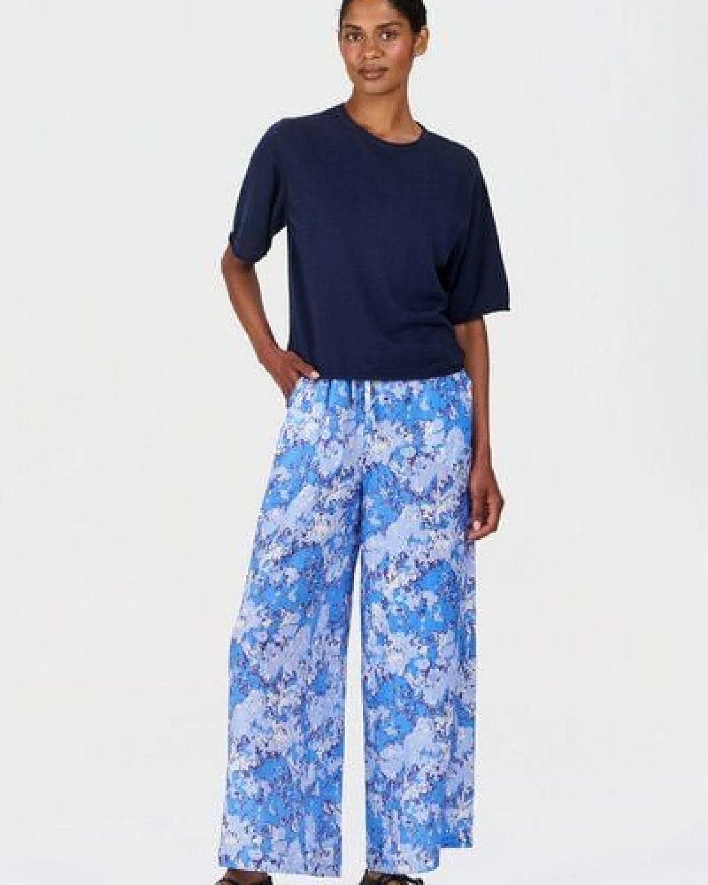 Komodo Wide Leg Tencel-Stoffhose Modell: Aria – Ansicht 2
