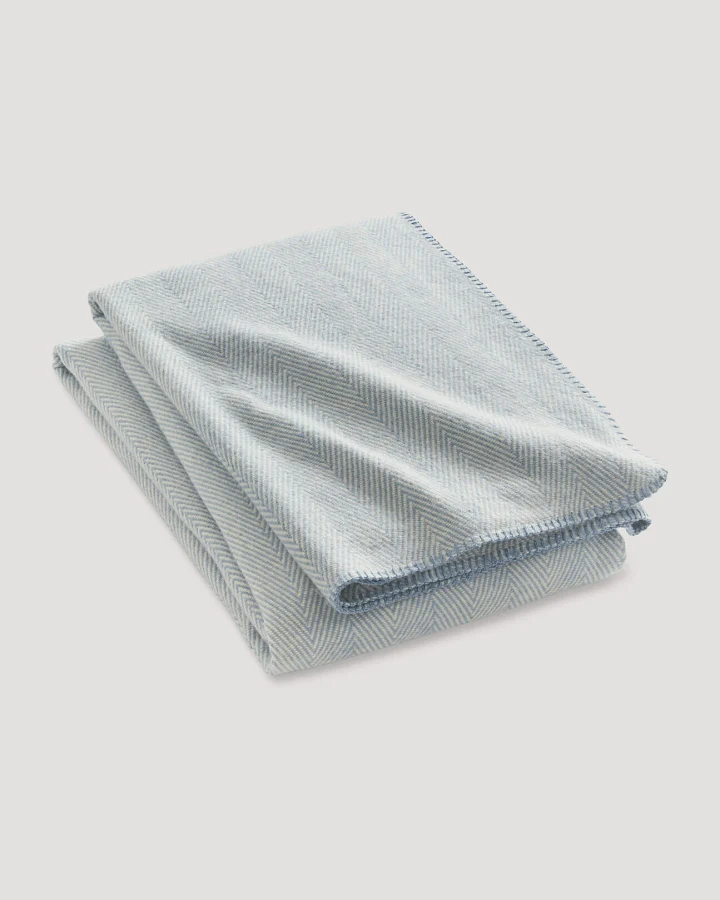 Produktseite: hessnatur Decke MERLE aus Bio-Baumwolle - blau - Größe 140x180 cm