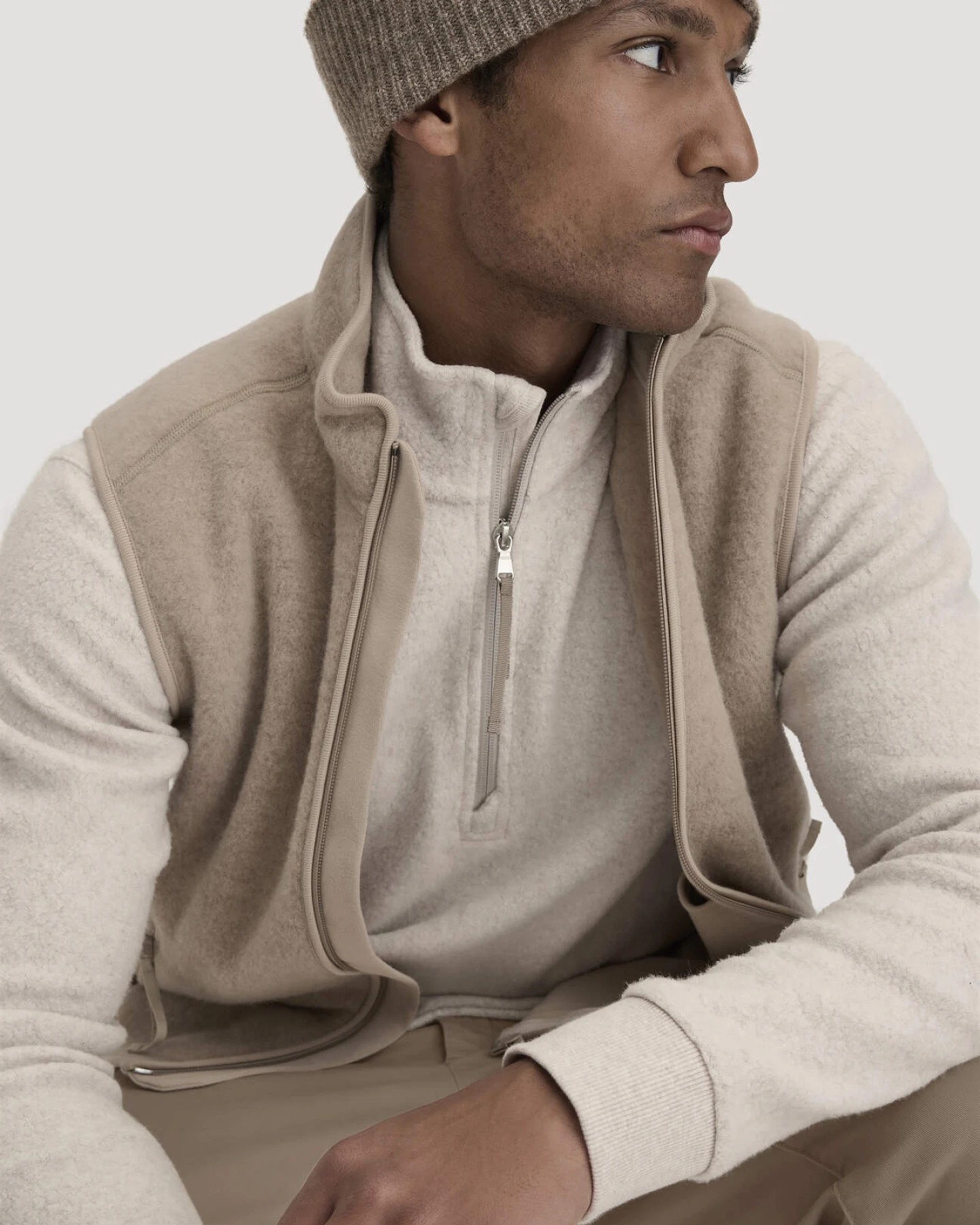 hessnatur Herren Fleece Troyer Relaxed aus Bio-Baumwolle - beige - Größe 52 – Ansicht 4