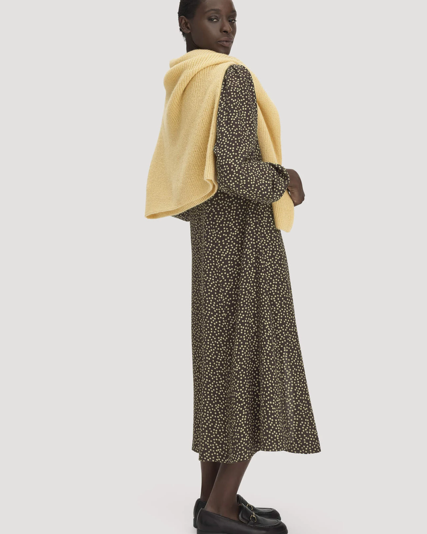 hessnatur Damen Midikleid Relaxed aus SaXcell® Lyocell - braun - Größe 34 – Ansicht 4