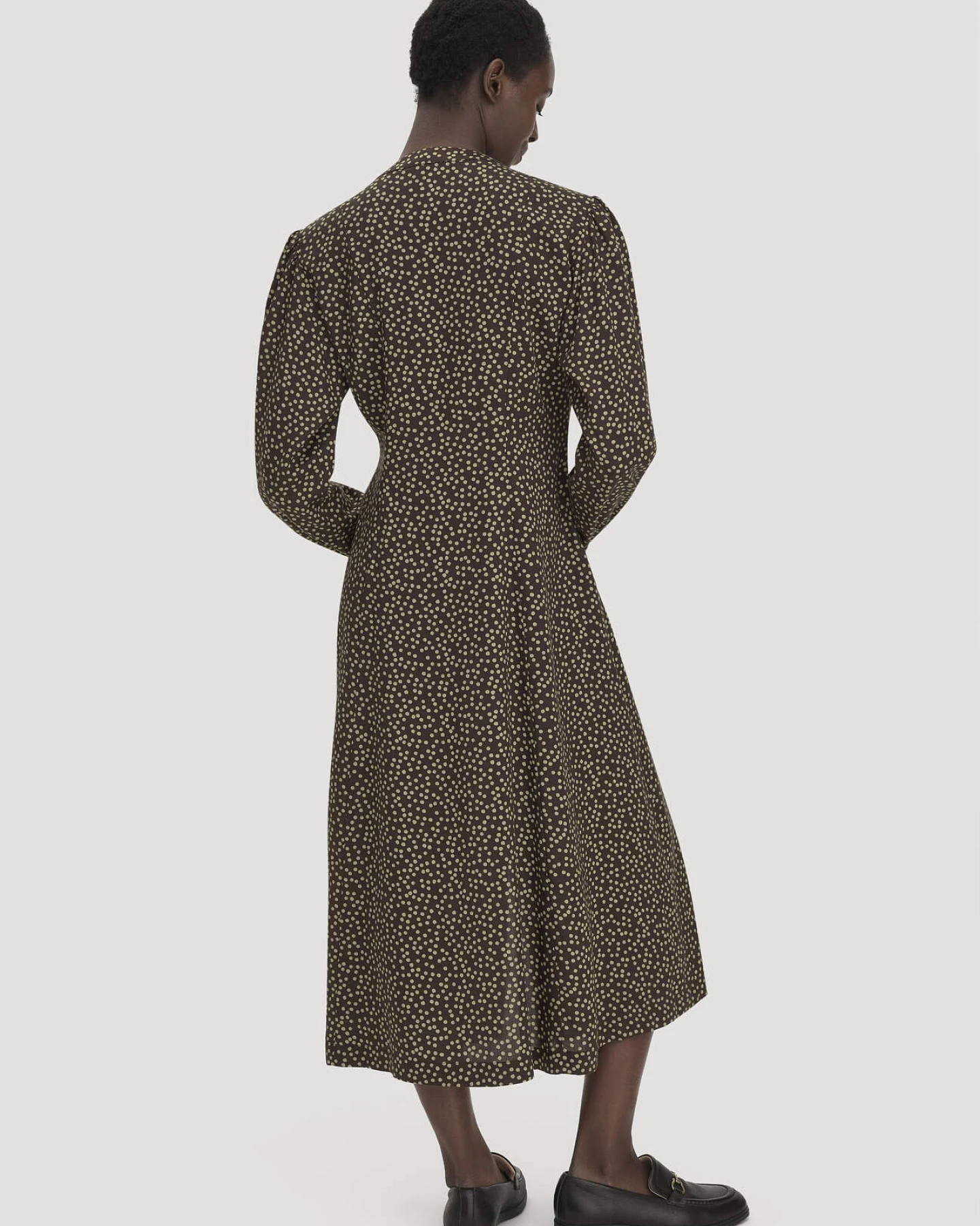 hessnatur Damen Midikleid Relaxed aus SaXcell® Lyocell - braun - Größe 40 – Ansicht 2