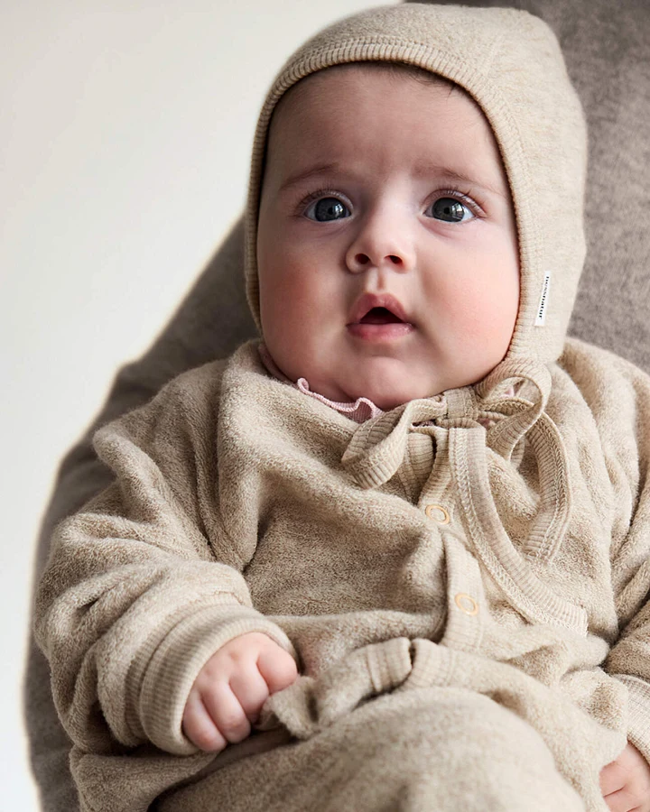 hessnatur Baby Häubchen Wollfrottee aus Bio-Merinowolle - beige - Größe 37/39
